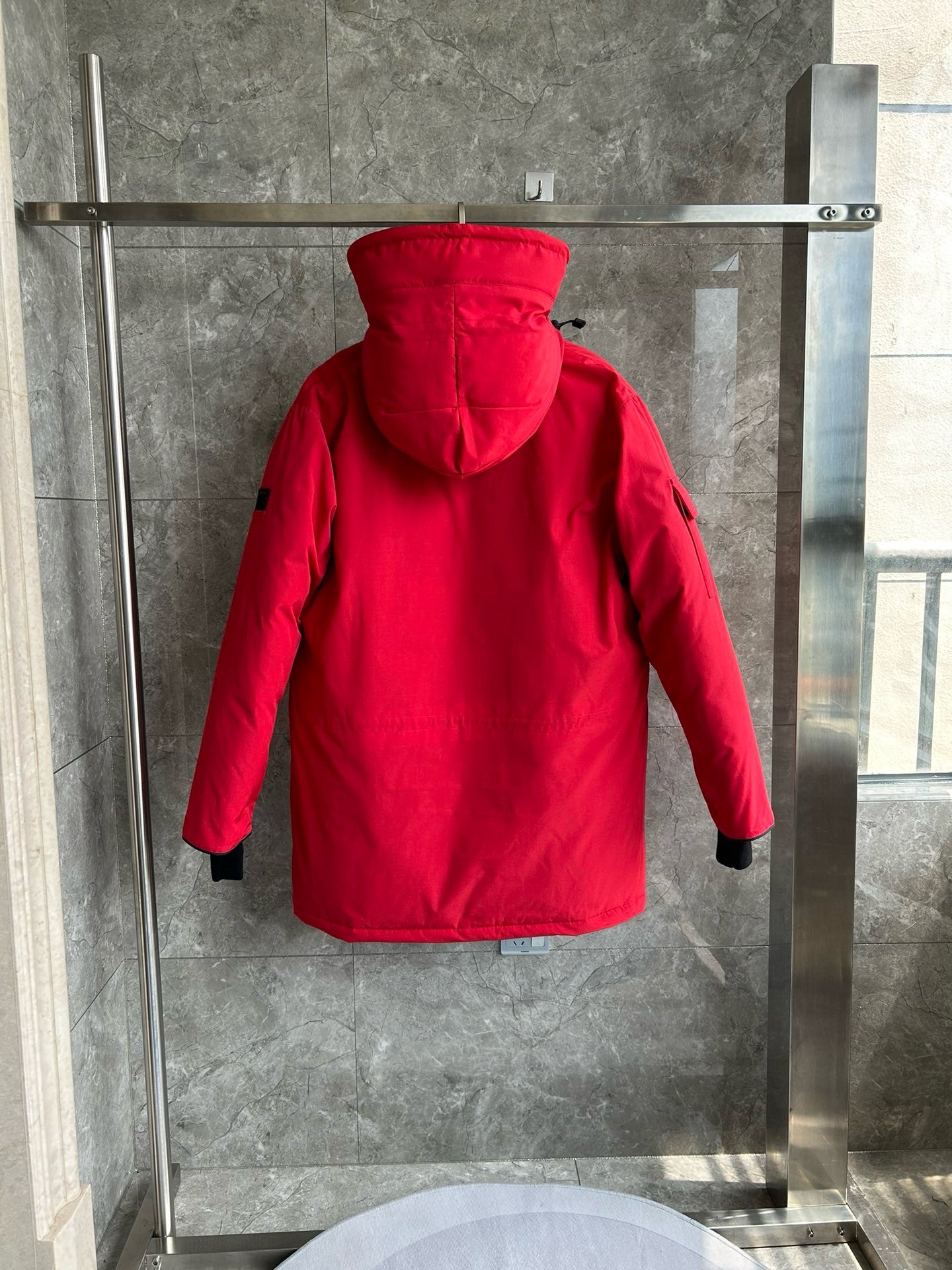 Weiße, graue, rote und schwarze Jacke