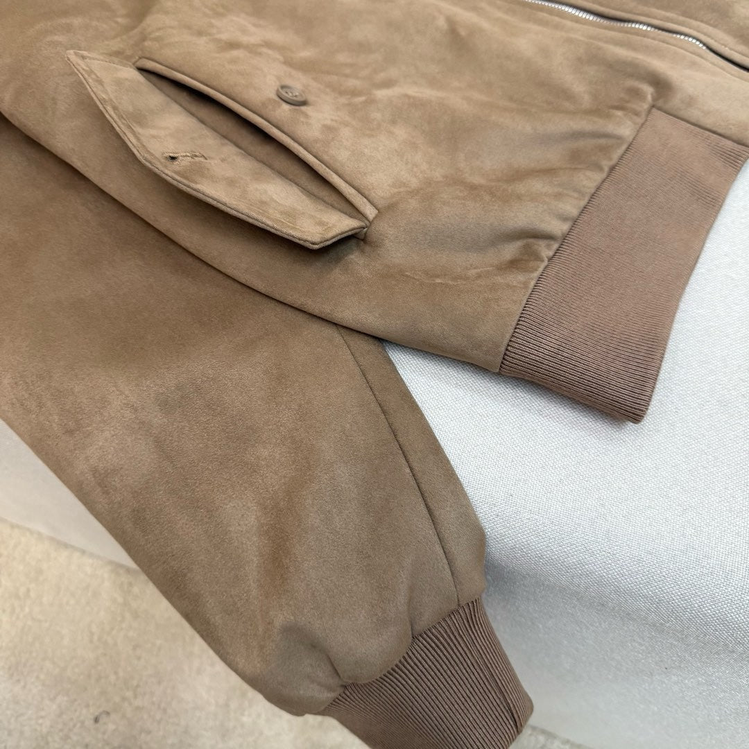 Schwarze und khakifarbene Jacke