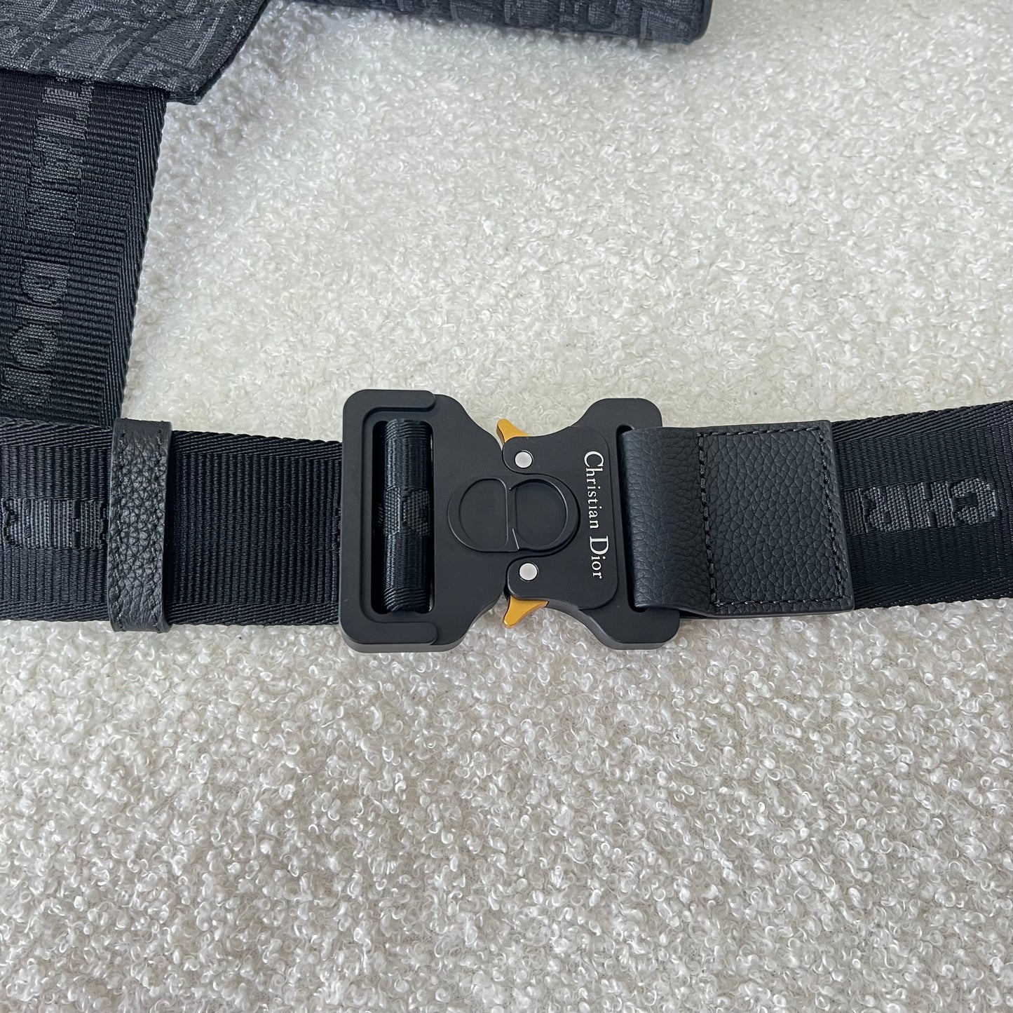 Blaue und schwarzgraue Tasche