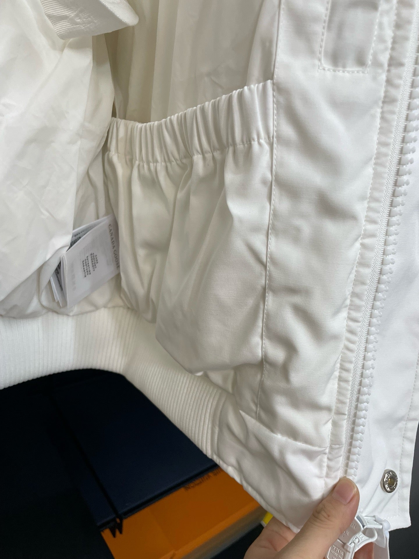 weiße und schwarze Jacke
