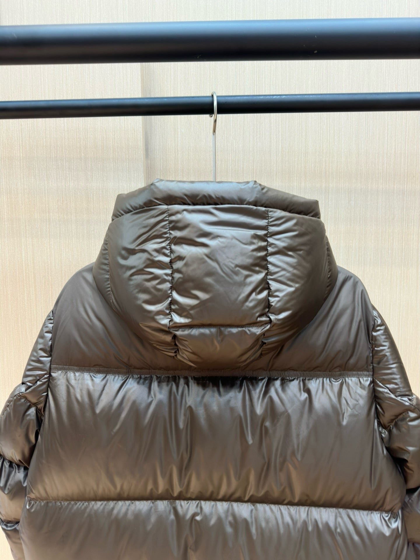 Schwarze und dunkelblaue Jacke