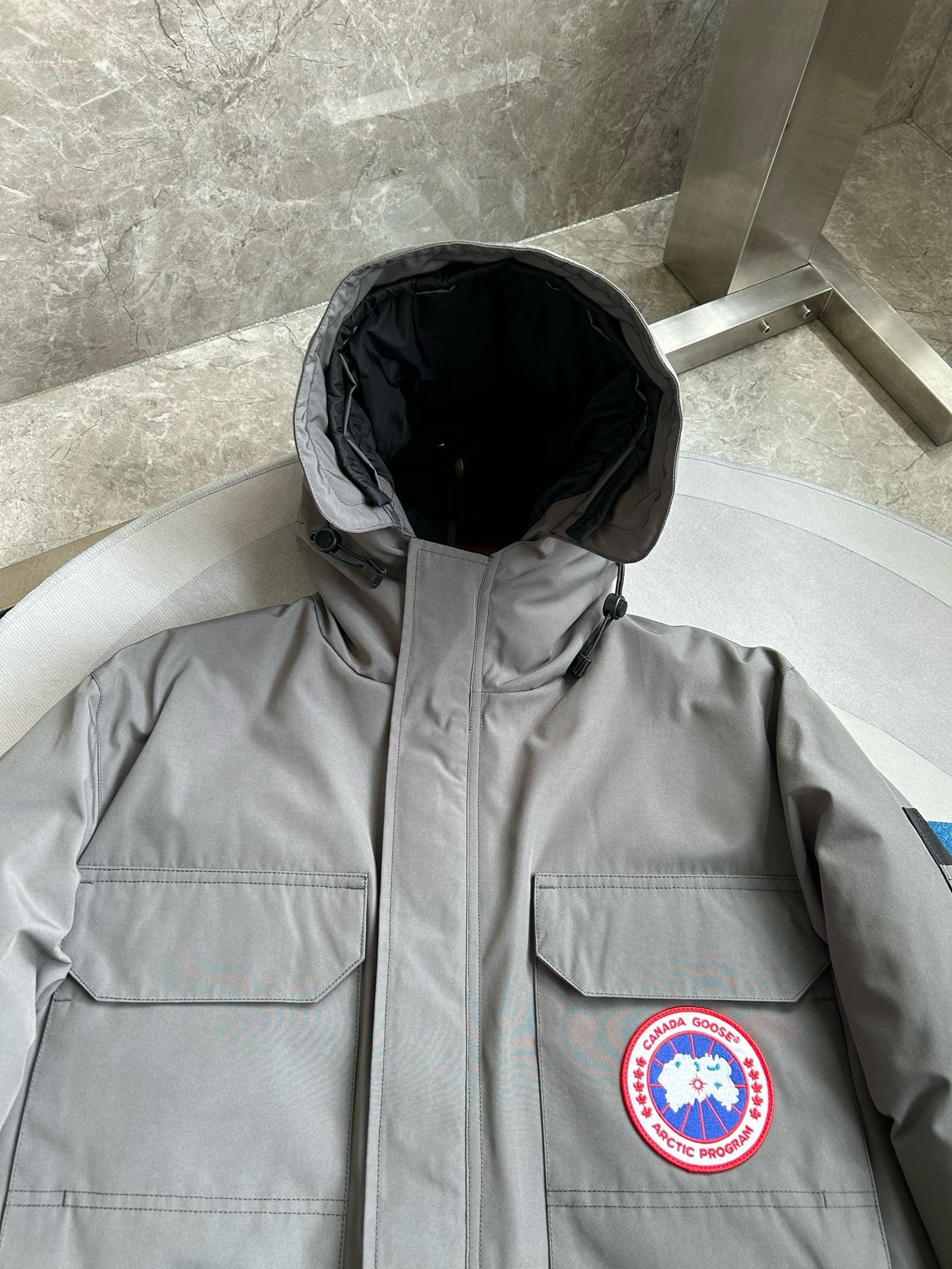 Weiße, graue, rote und schwarze Jacke