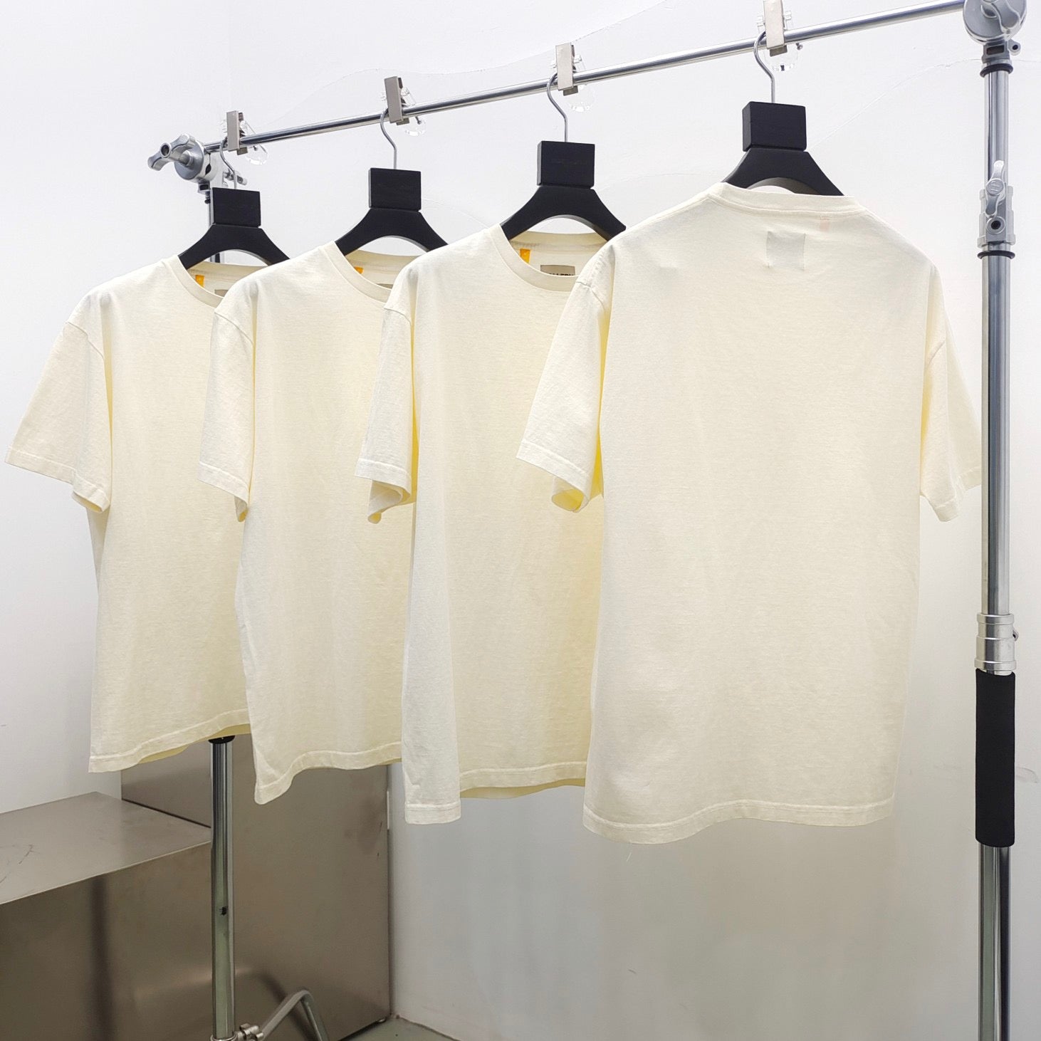 T-Shirt in Seeblau und Off-White