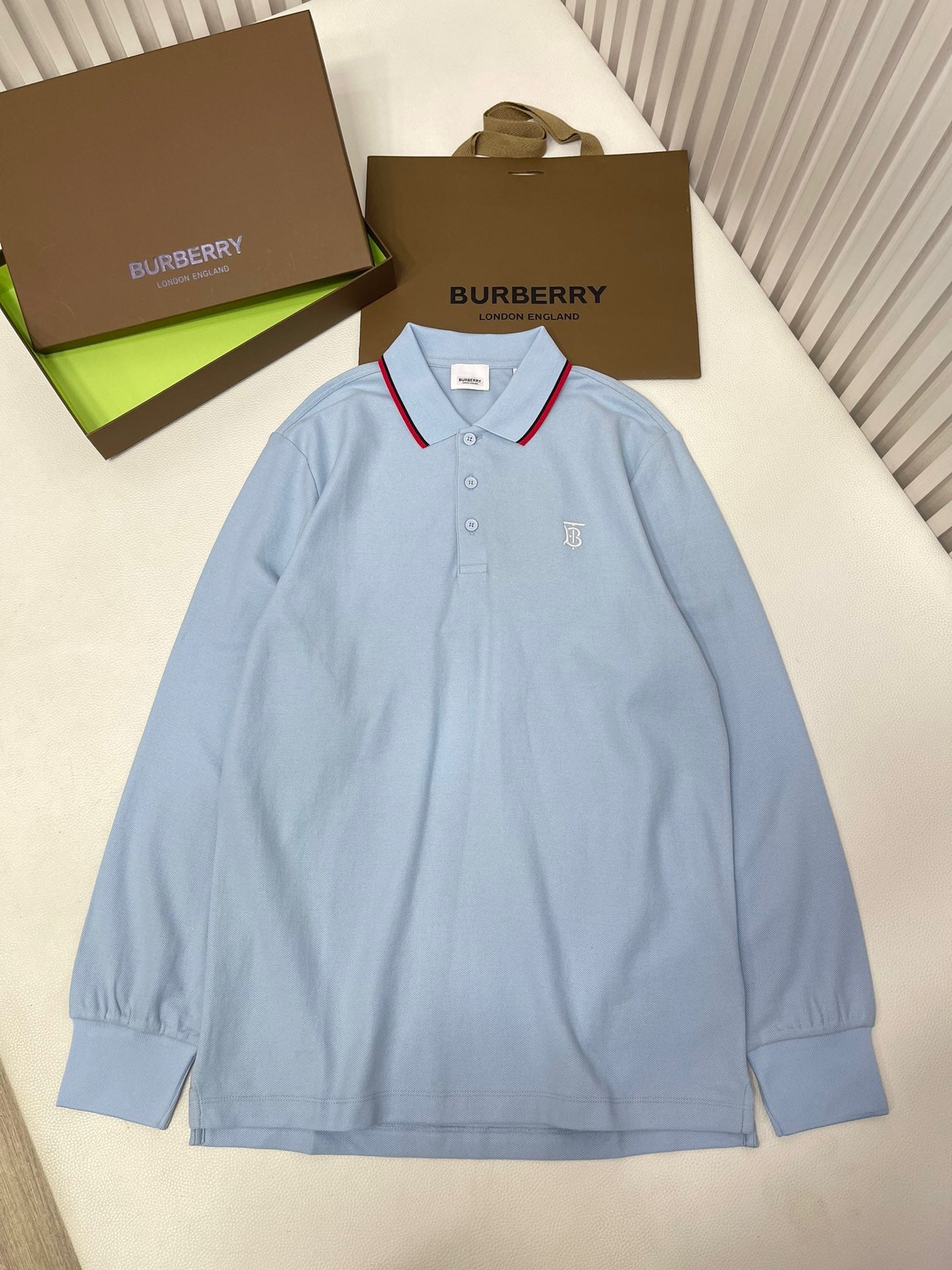 Poloshirt in Schwarz, Weiß, Marineblau und Hellblau