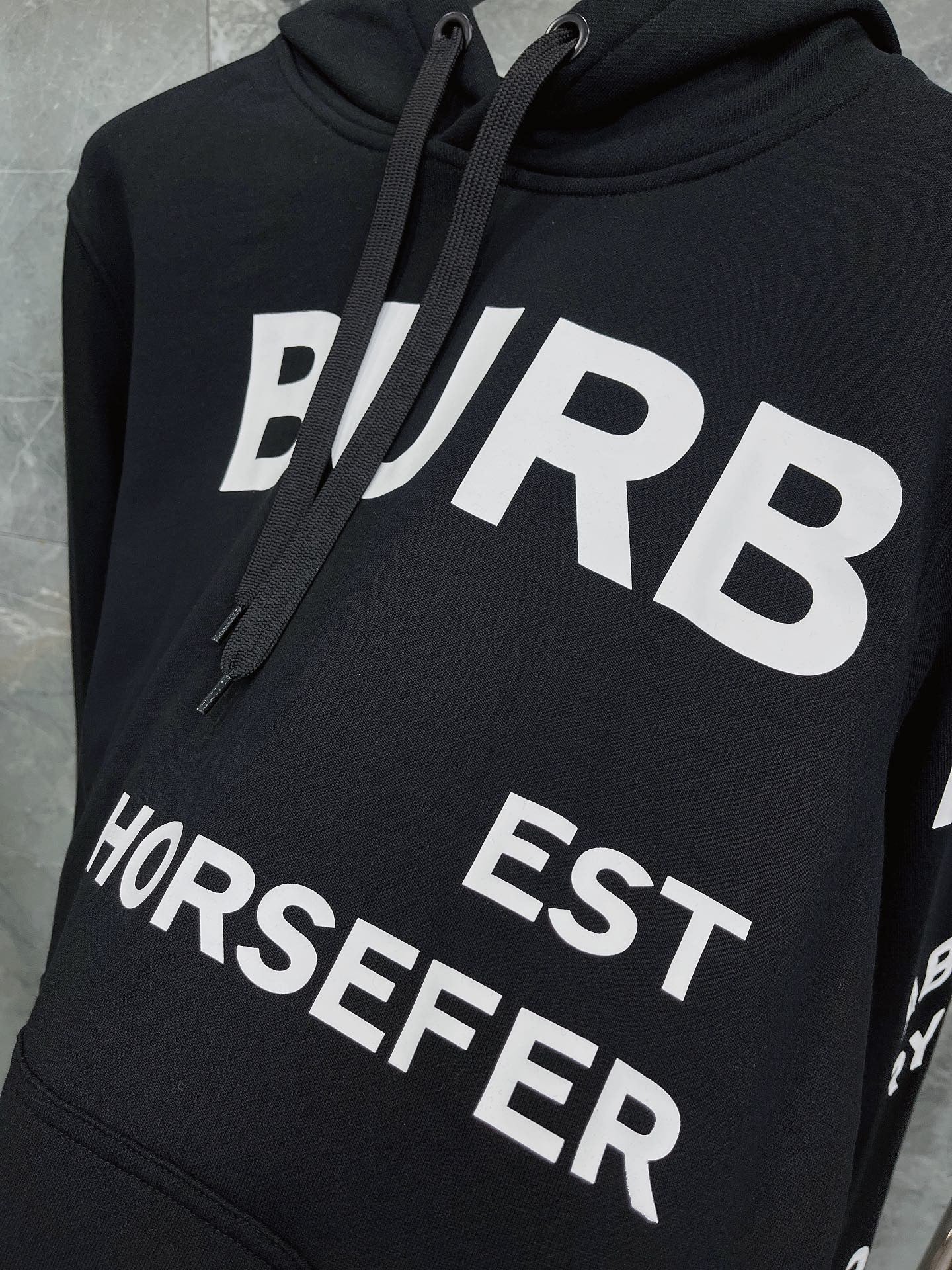 هودي أسود وبرتقالي فاتح وأبيض