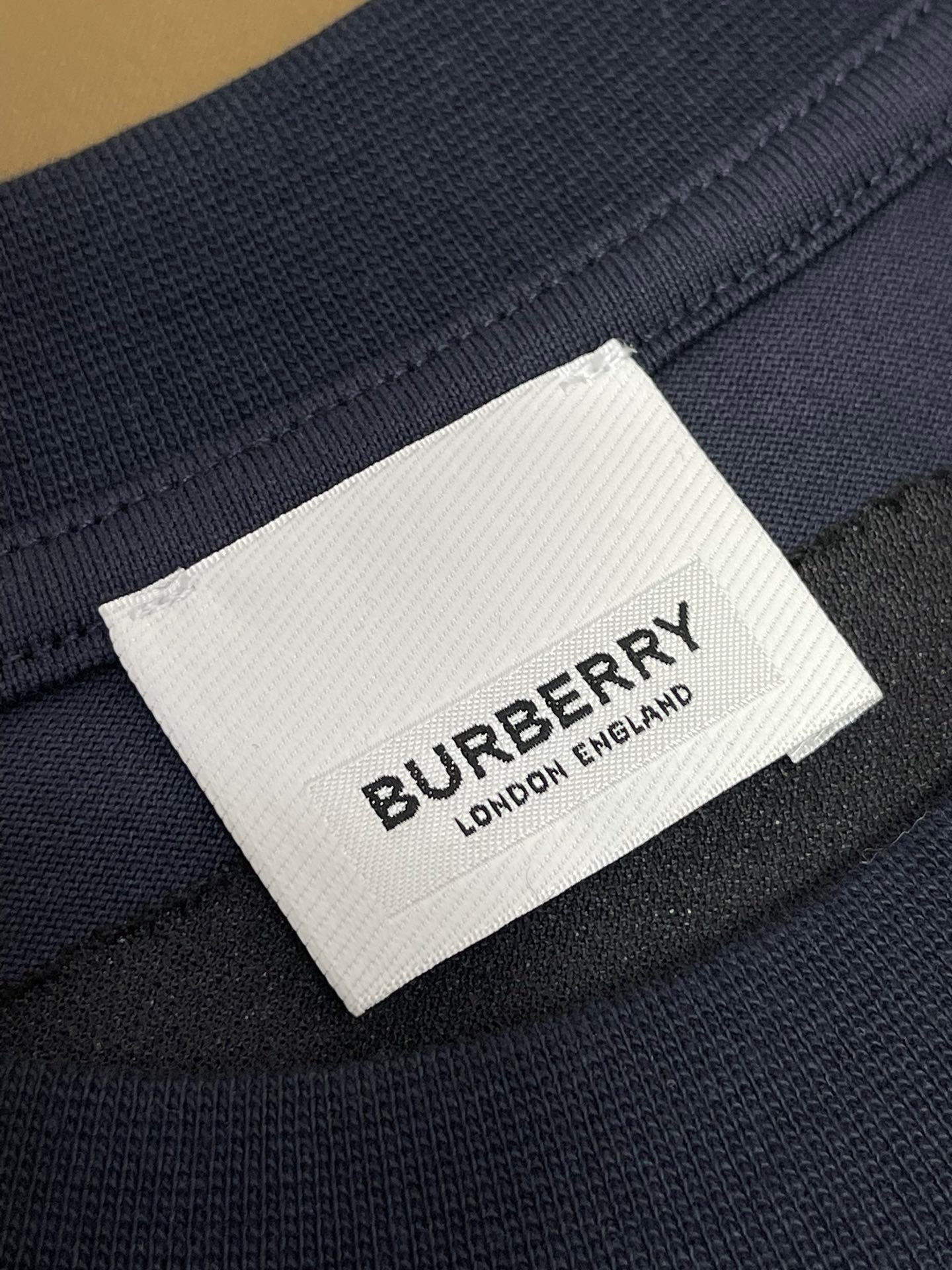 Schwarzes, weißes und blaues T-Shirt