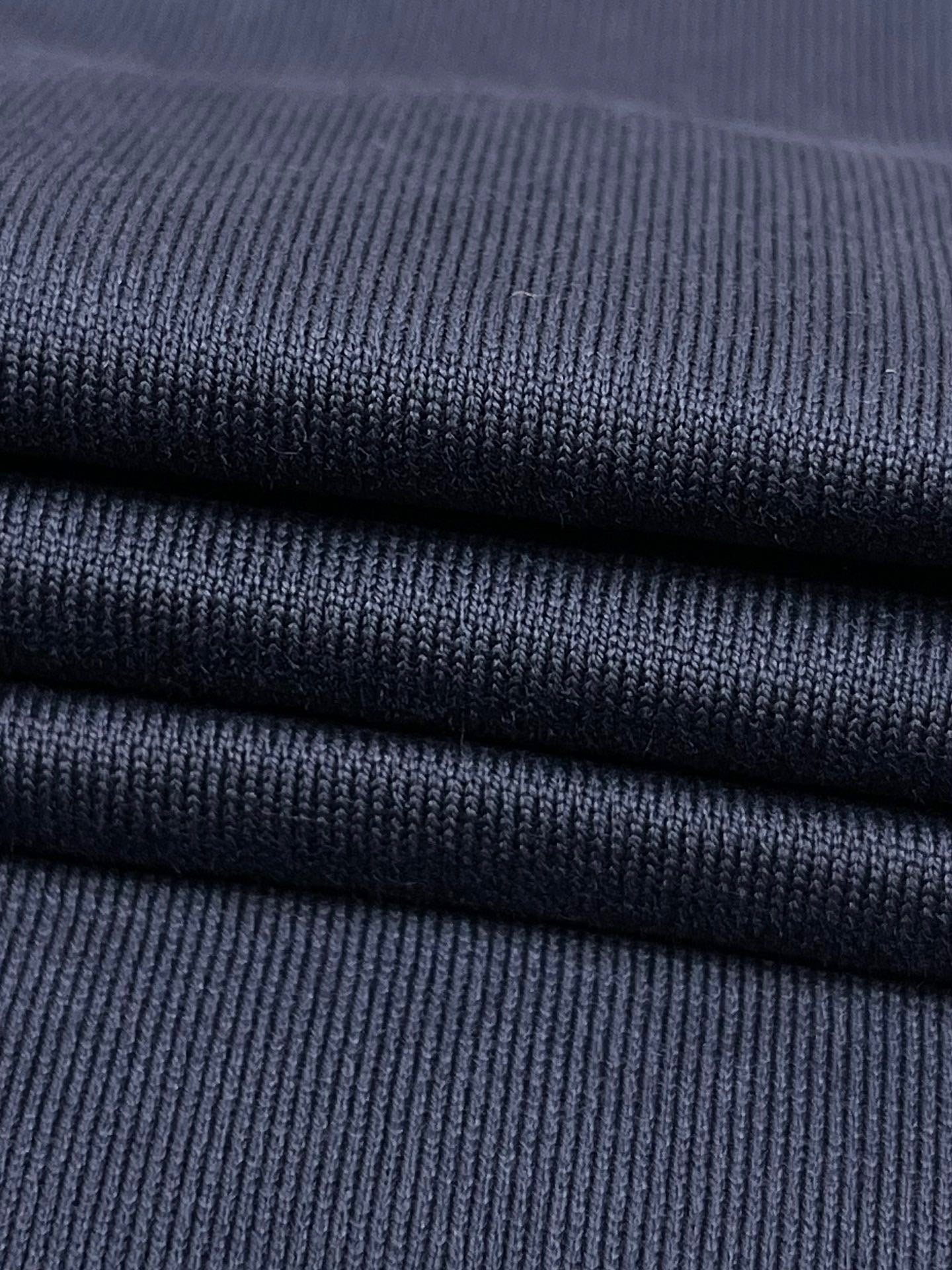 Schwarzes, weißes und blaues T-Shirt