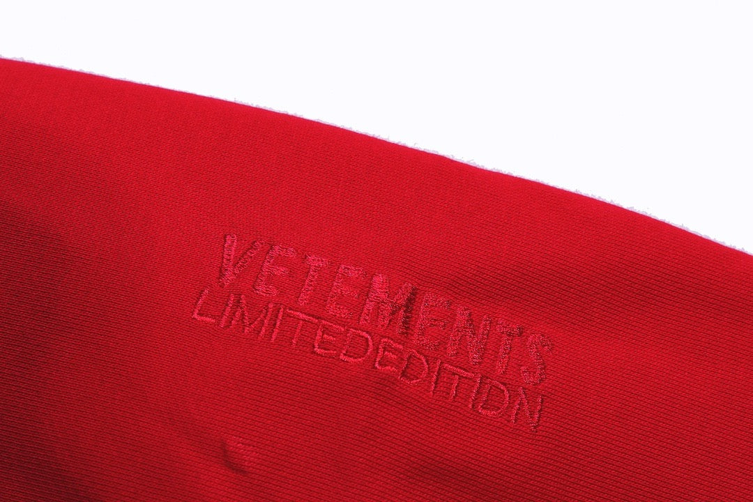 Schwarzer, roter und blauer Kapuzenpullover