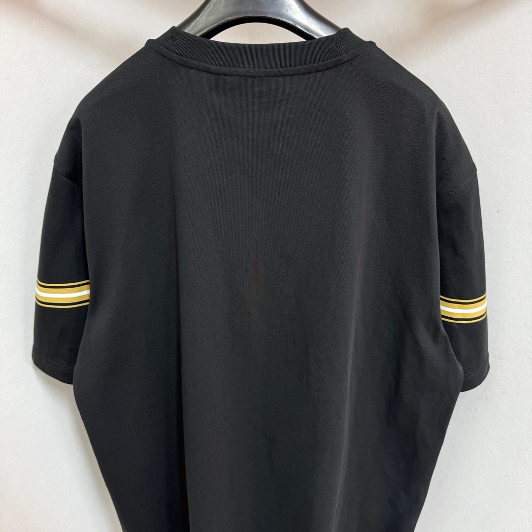 Schwarz-weißes T-Shirt