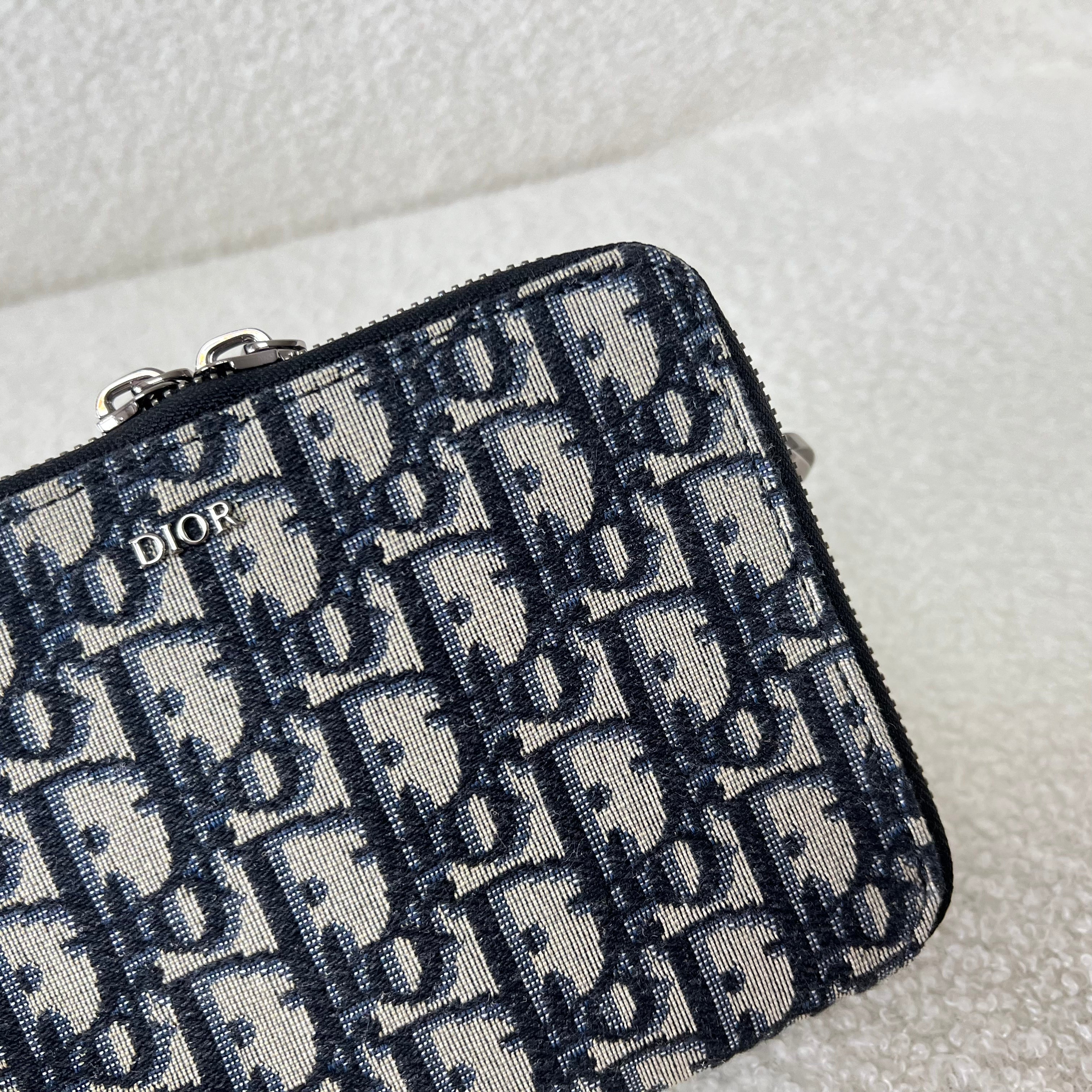 Blaue und schwarzgraue Tasche
