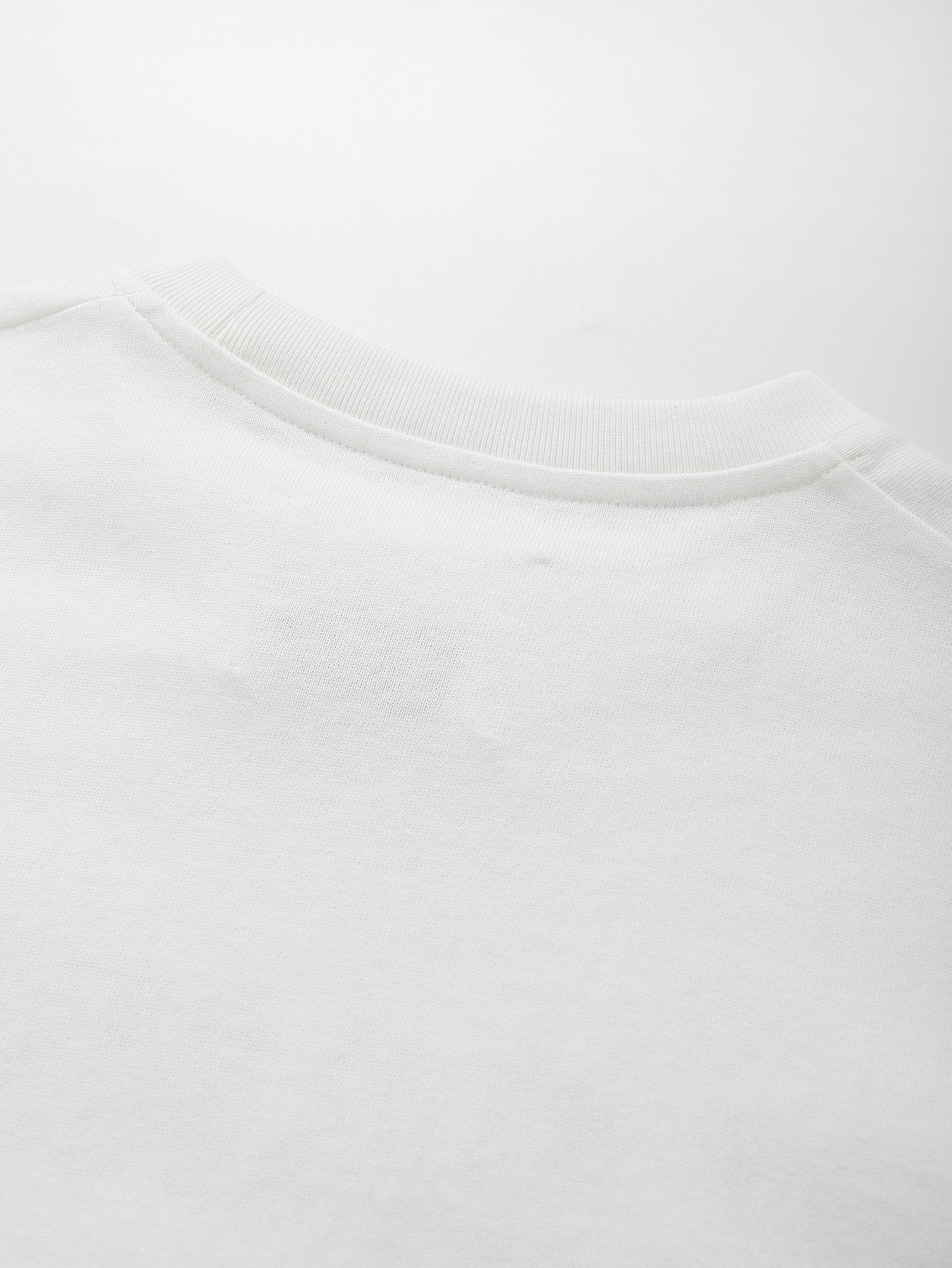 سويت شيرت رمادي وأبيض وأسود