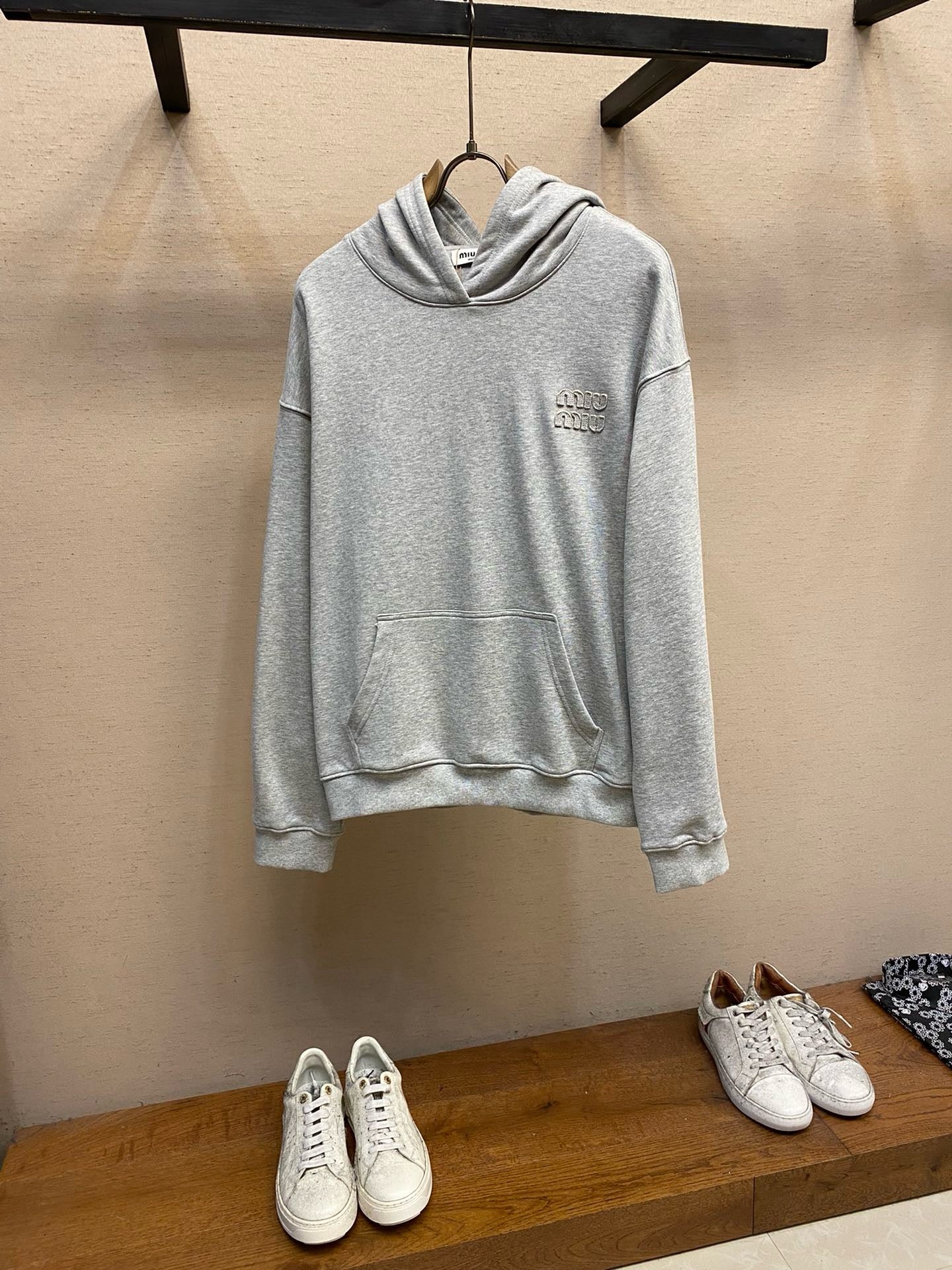 Grauer Hoodie