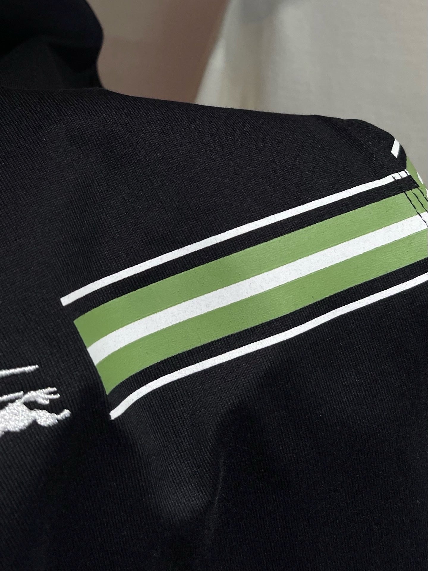 Schwarz-weißes T-Shirt