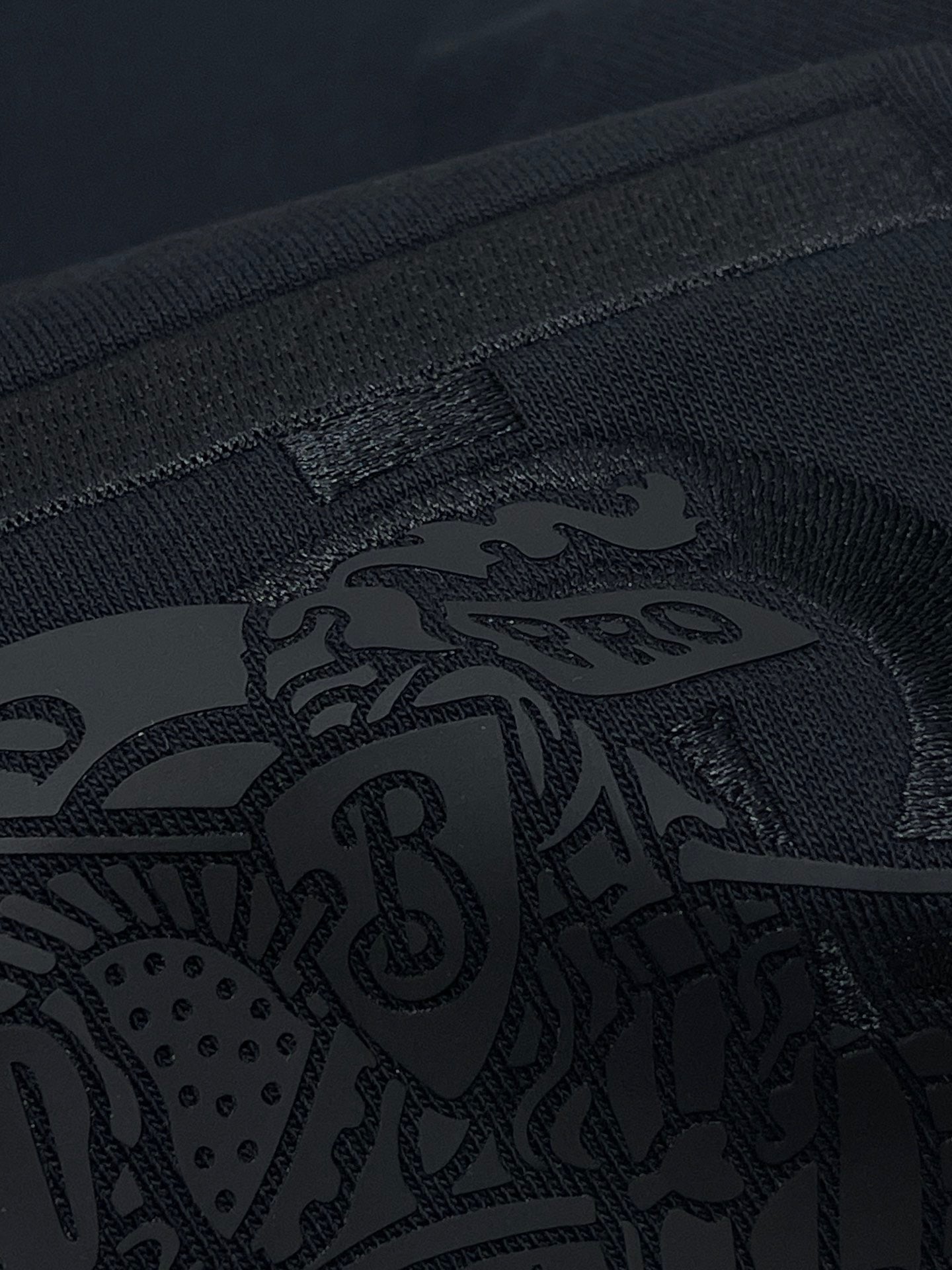 Schwarze und khakifarbene Shorts