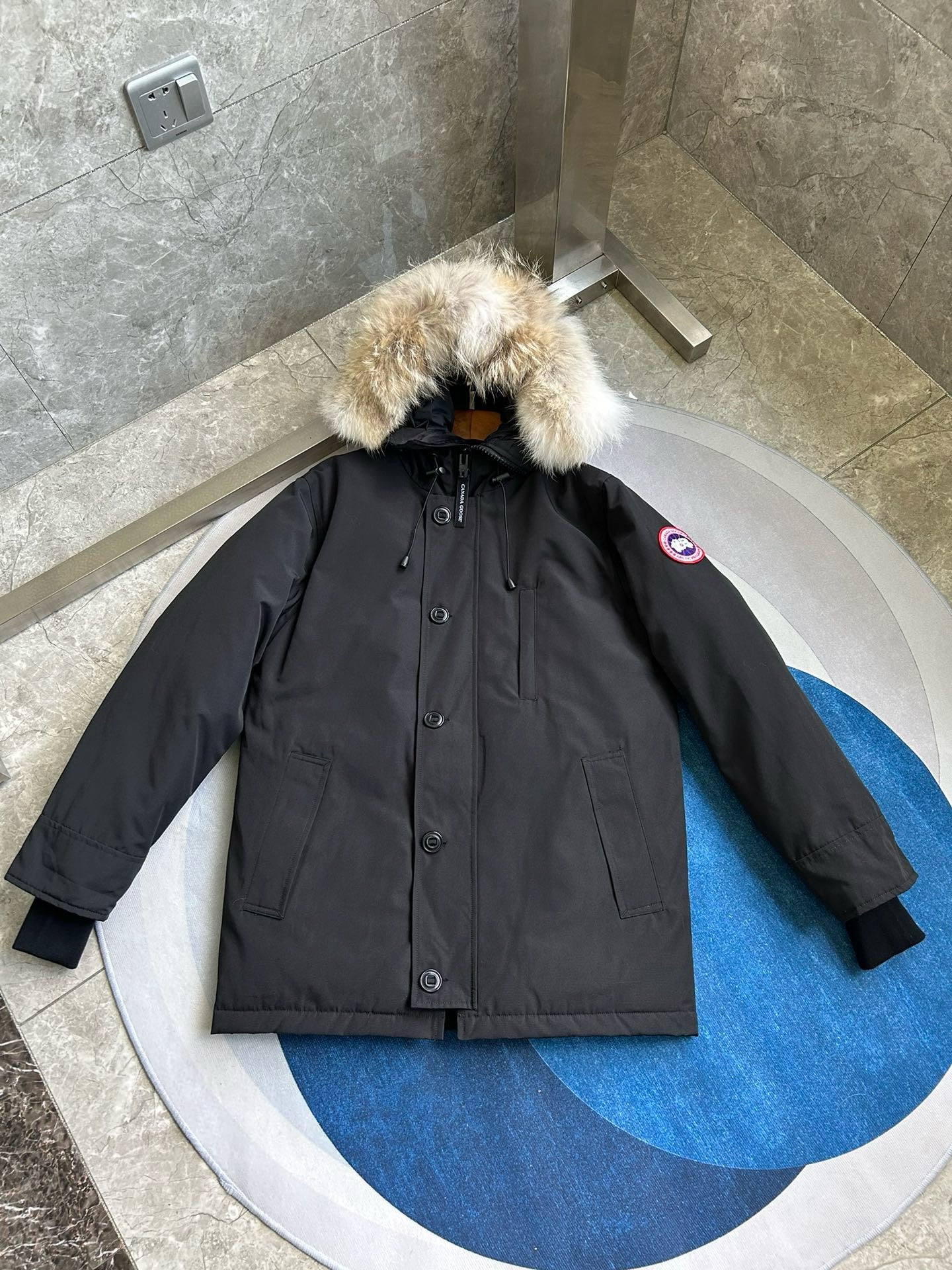Schwarze und graue Jacke