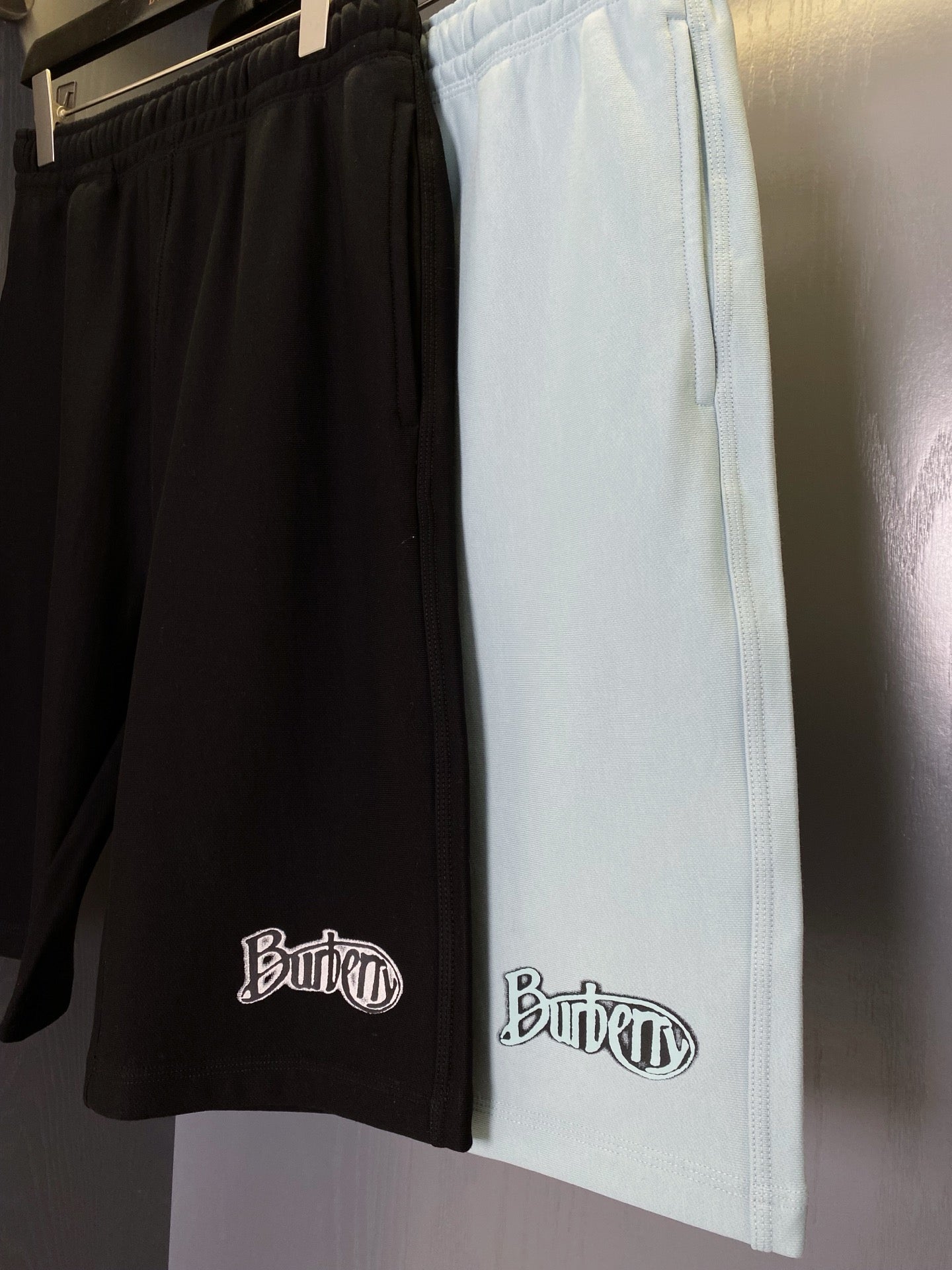 Schwarze und hellblaue Shorts