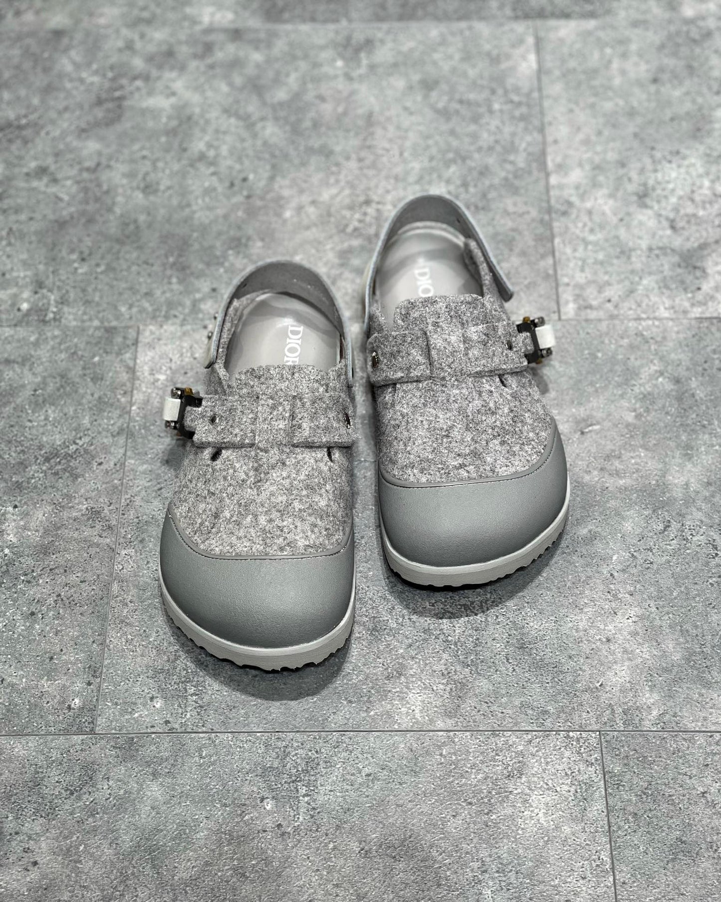 أحذية باللون الأسود والرمادي والأبيض العاجي