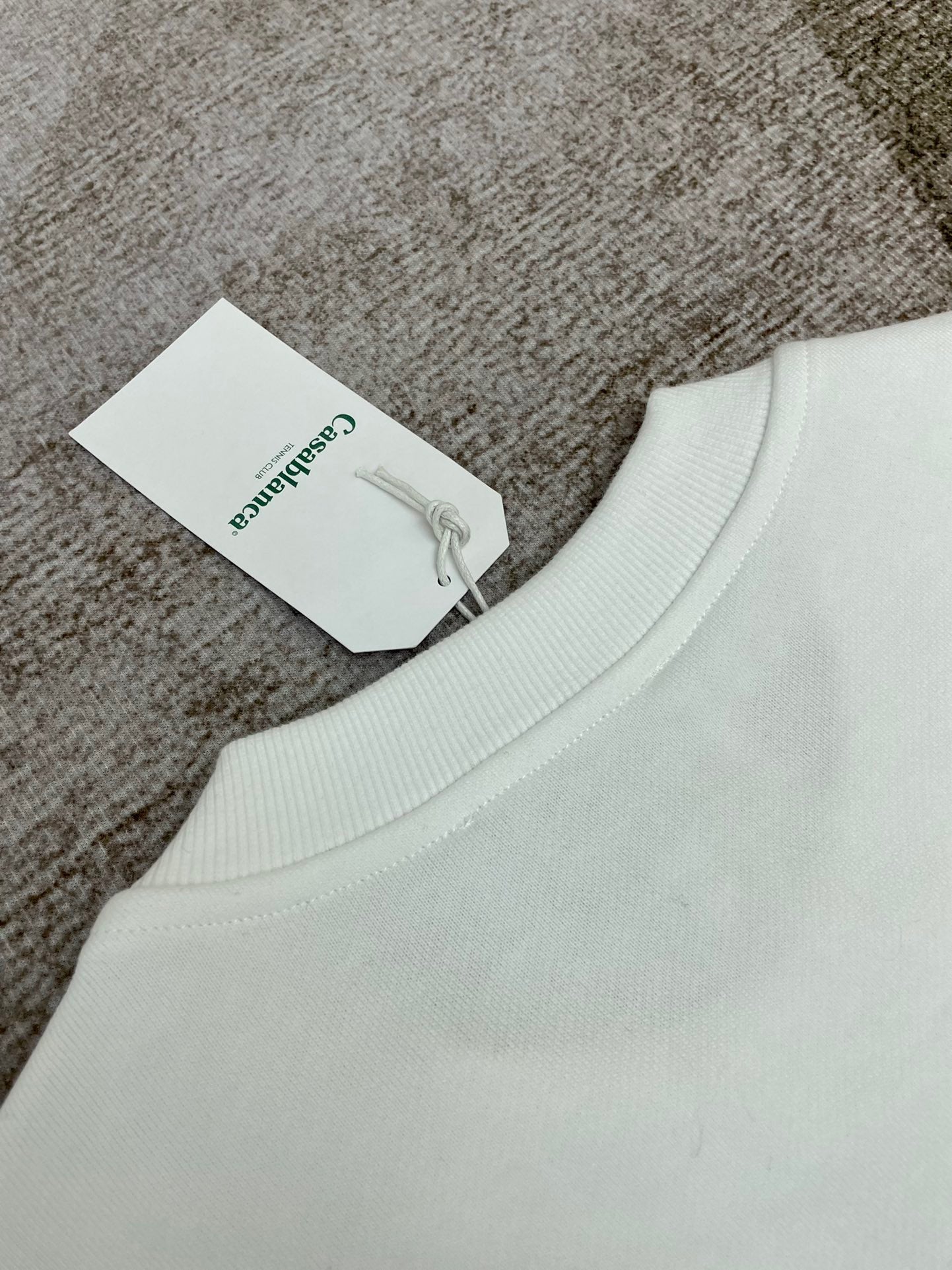 سويت شيرت أبيض وأسود