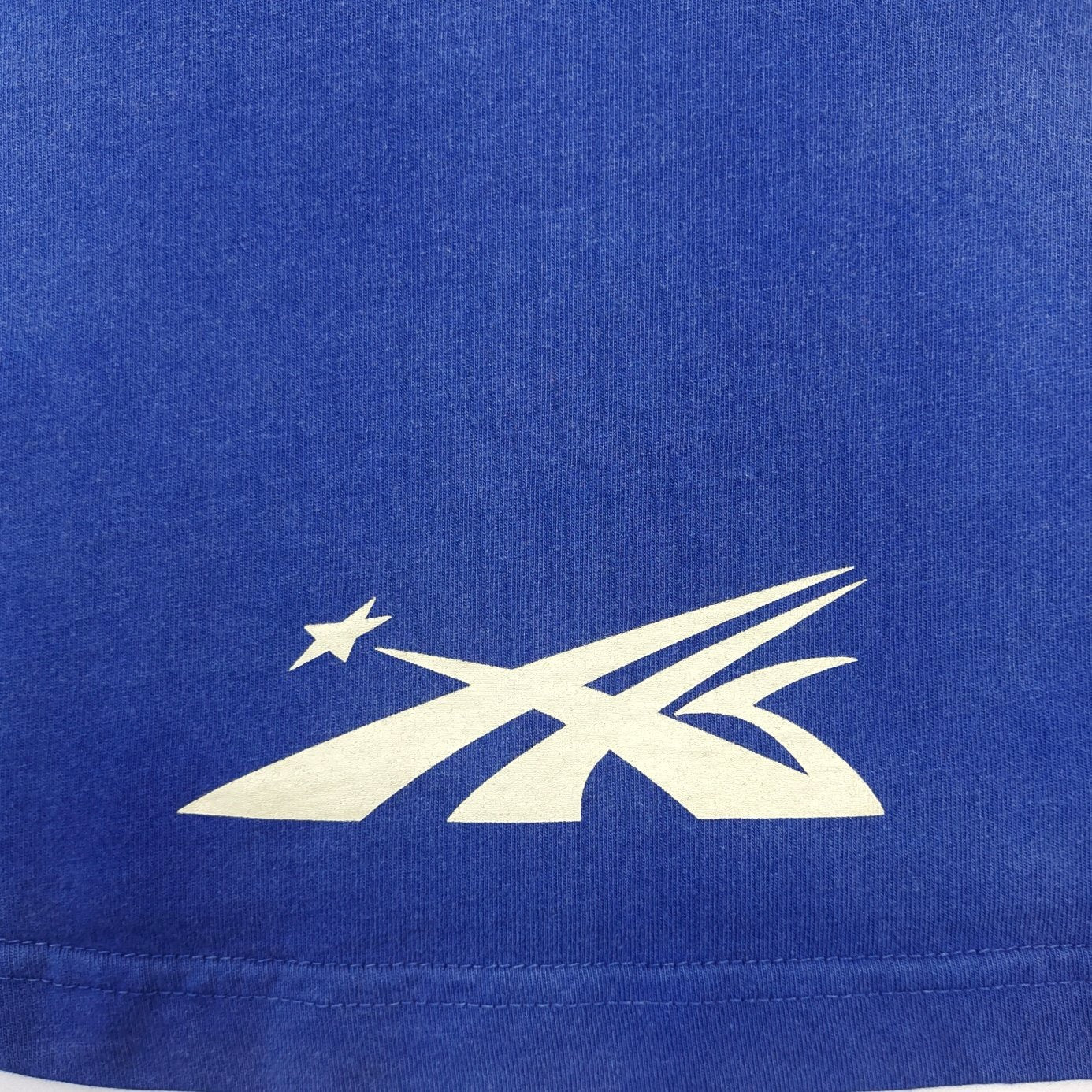 Himmelblaues T-Shirt