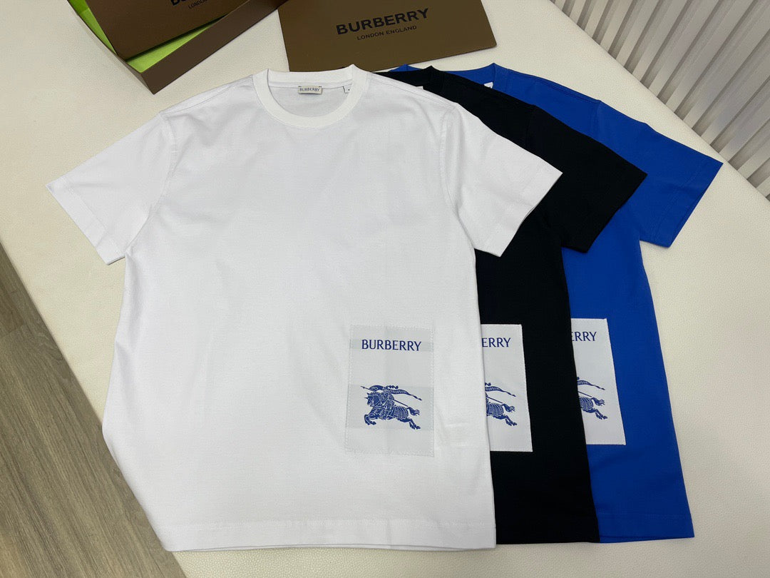 Camiseta negra, blanca y azul