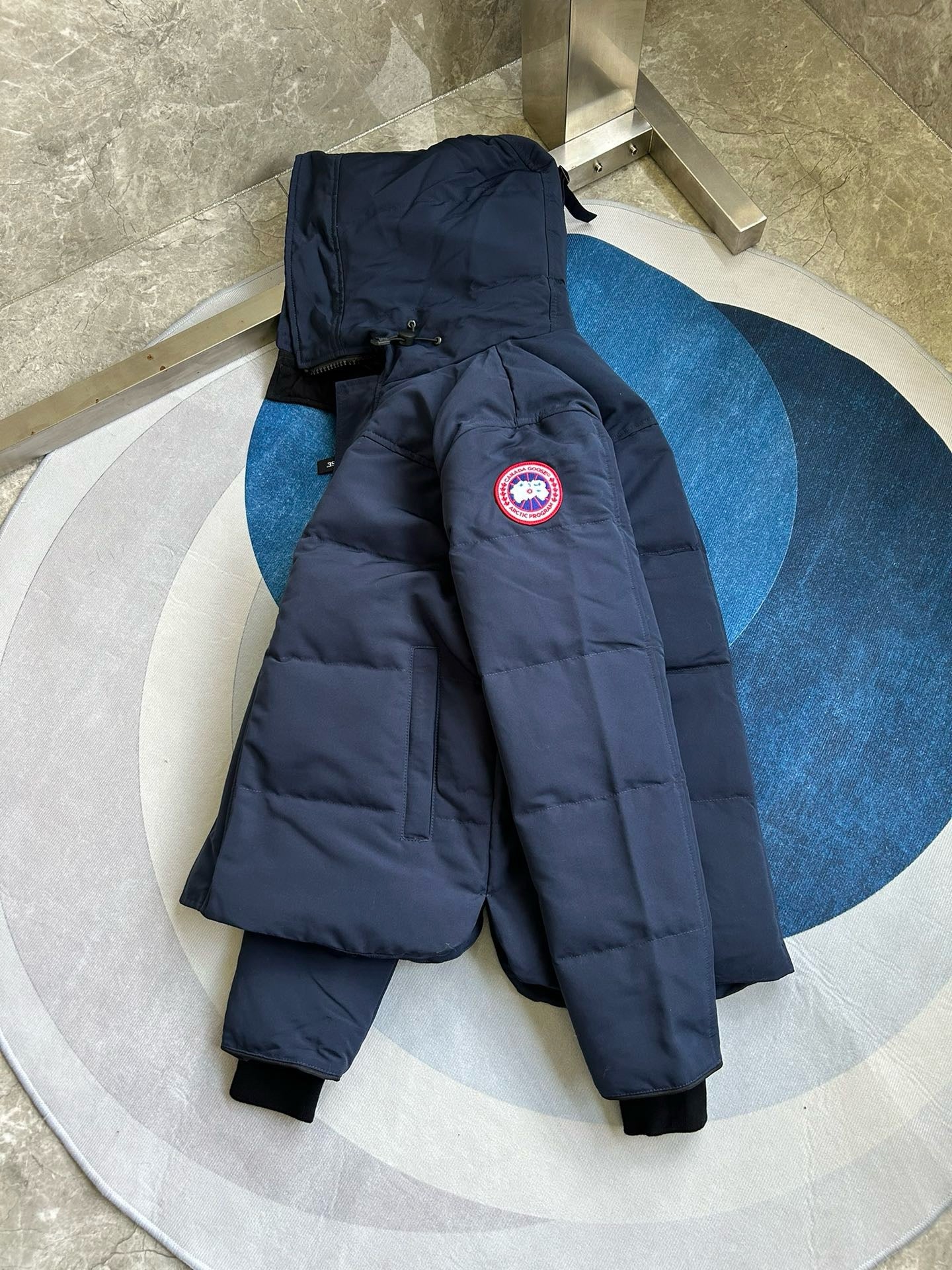 Weiße, graue, blaue und schwarze Jacke