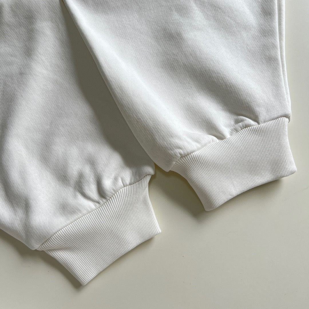 Schwarz-weißer Kapuzenpullover