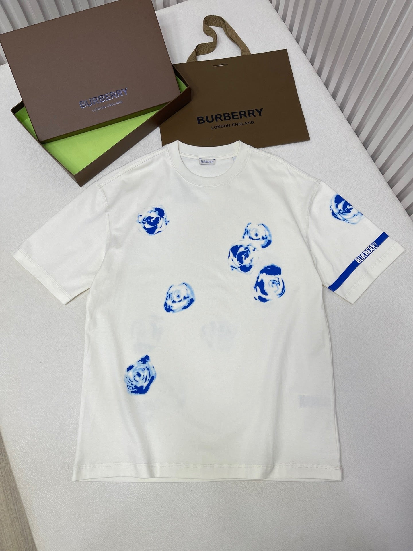Weißes und himmelblaues T-Shirt