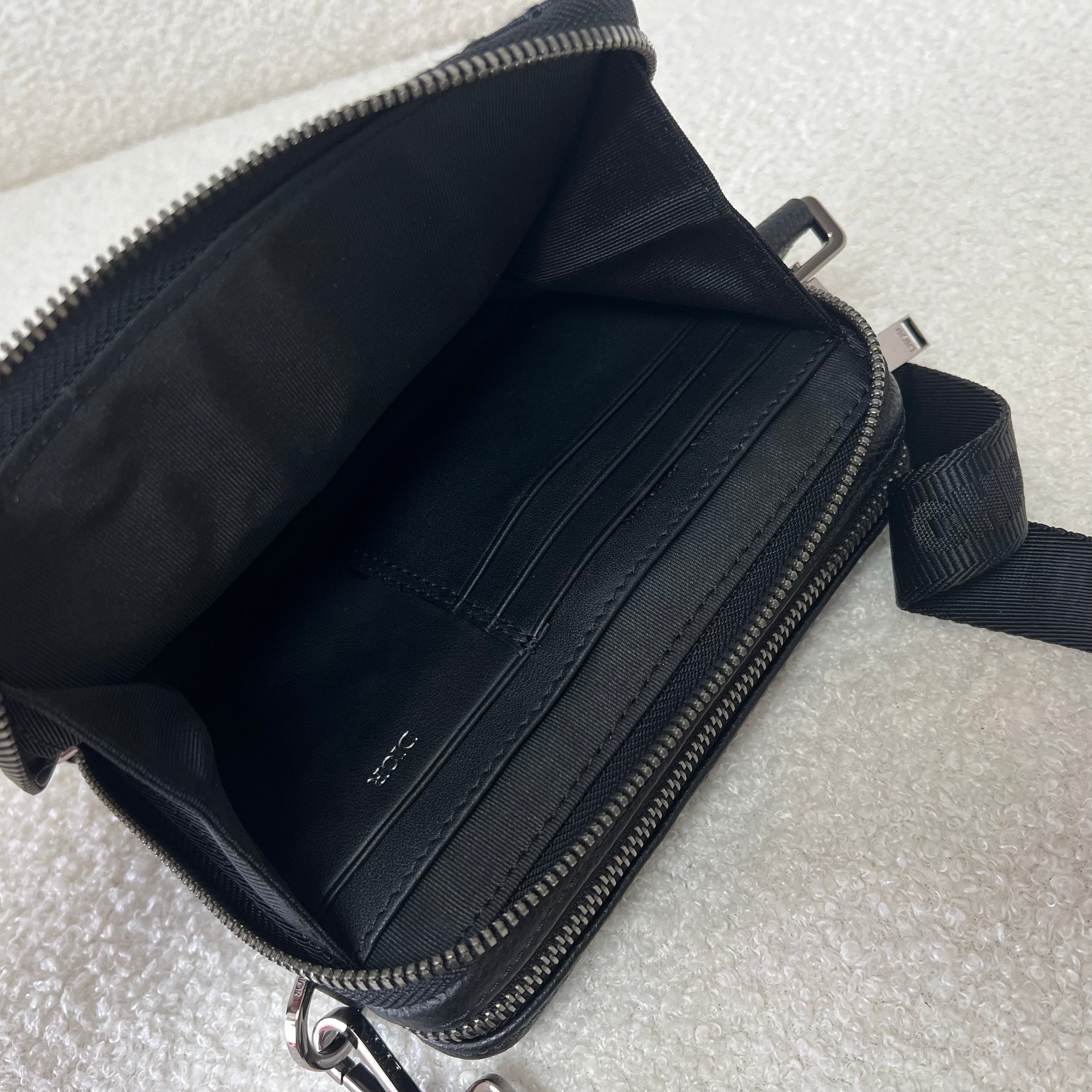 Blaue und schwarzgraue Tasche