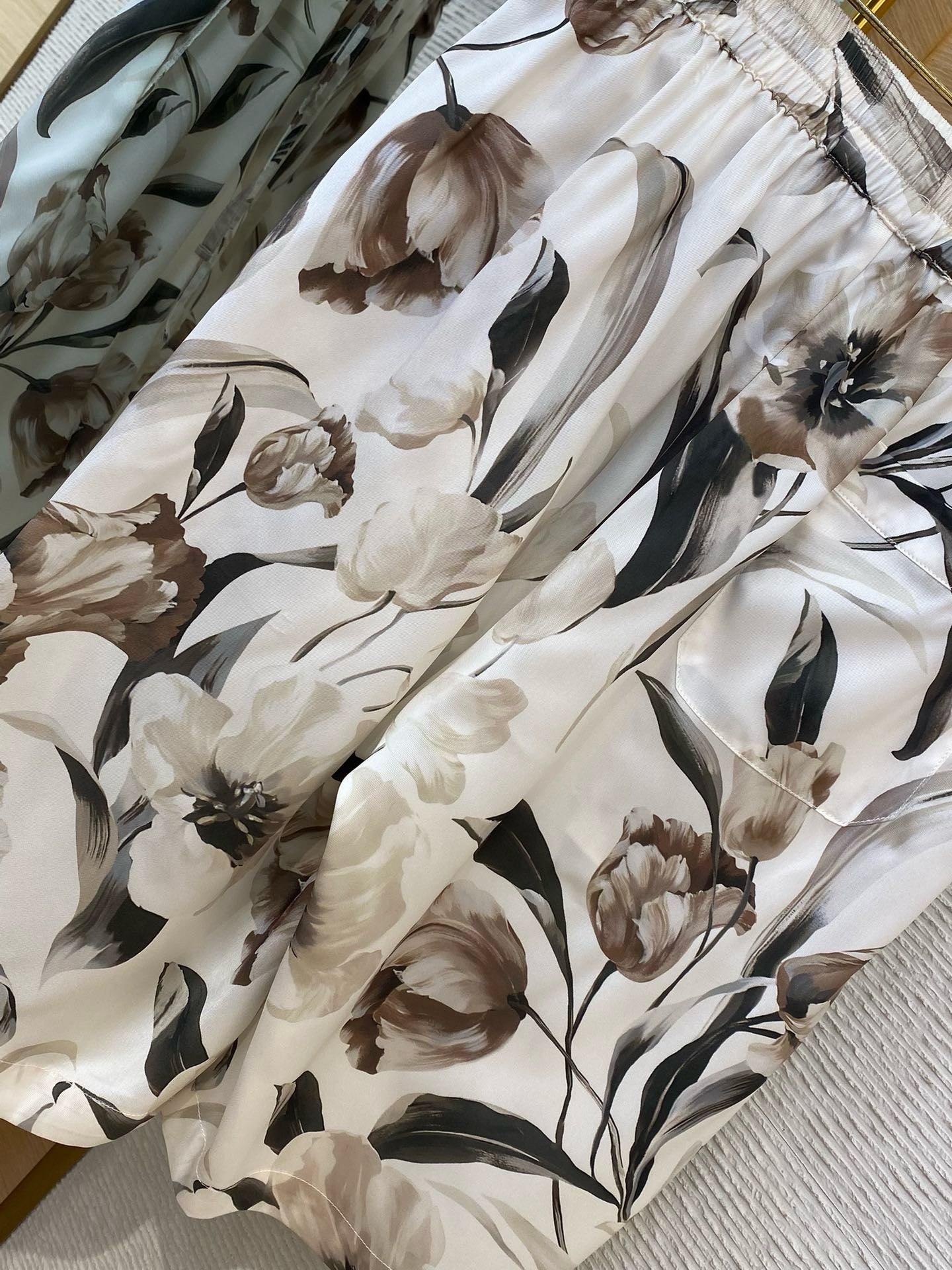 Mehrfarbiges T-Shirt mit Shorts