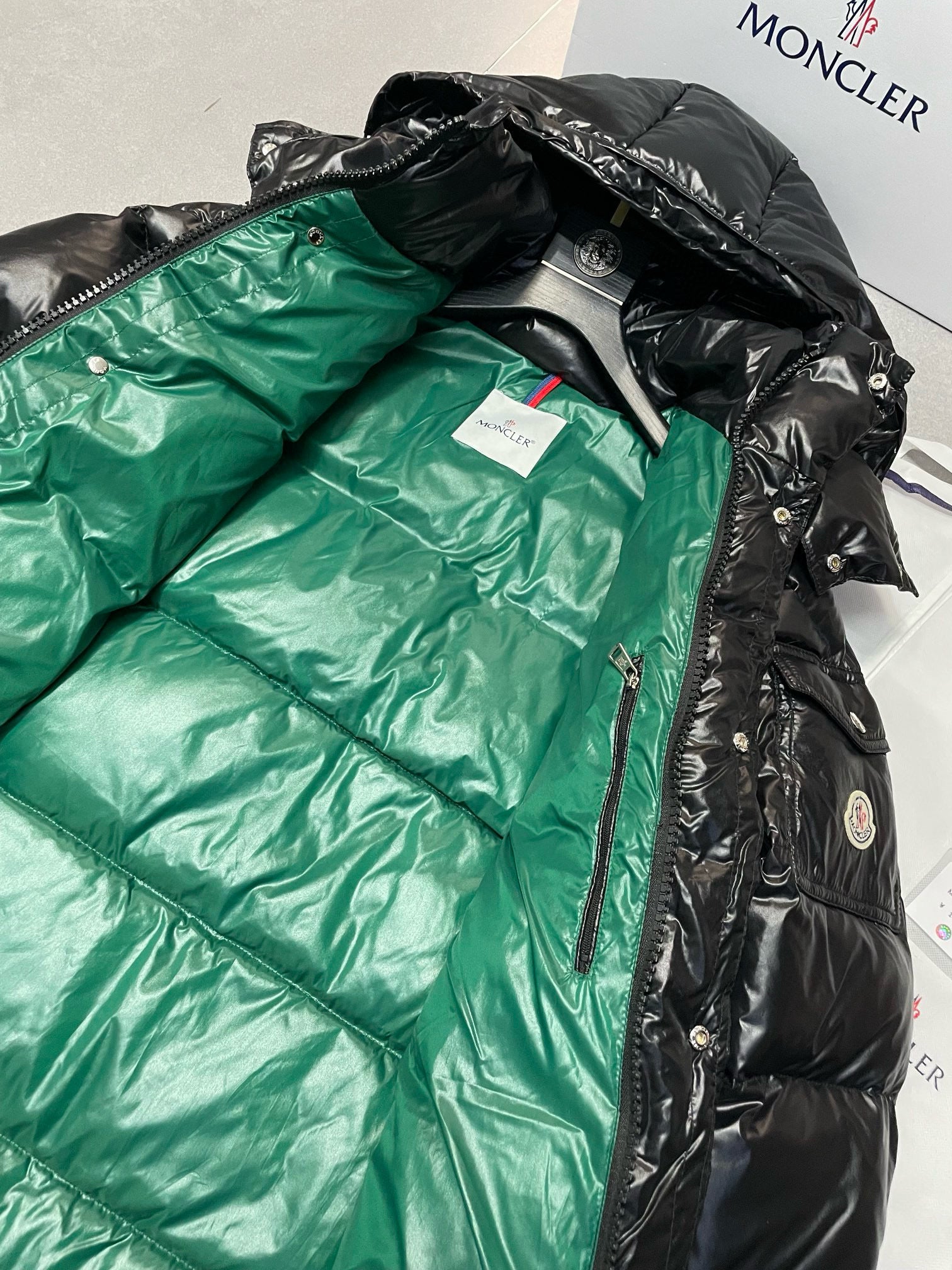Schwarz-grüne Jacke