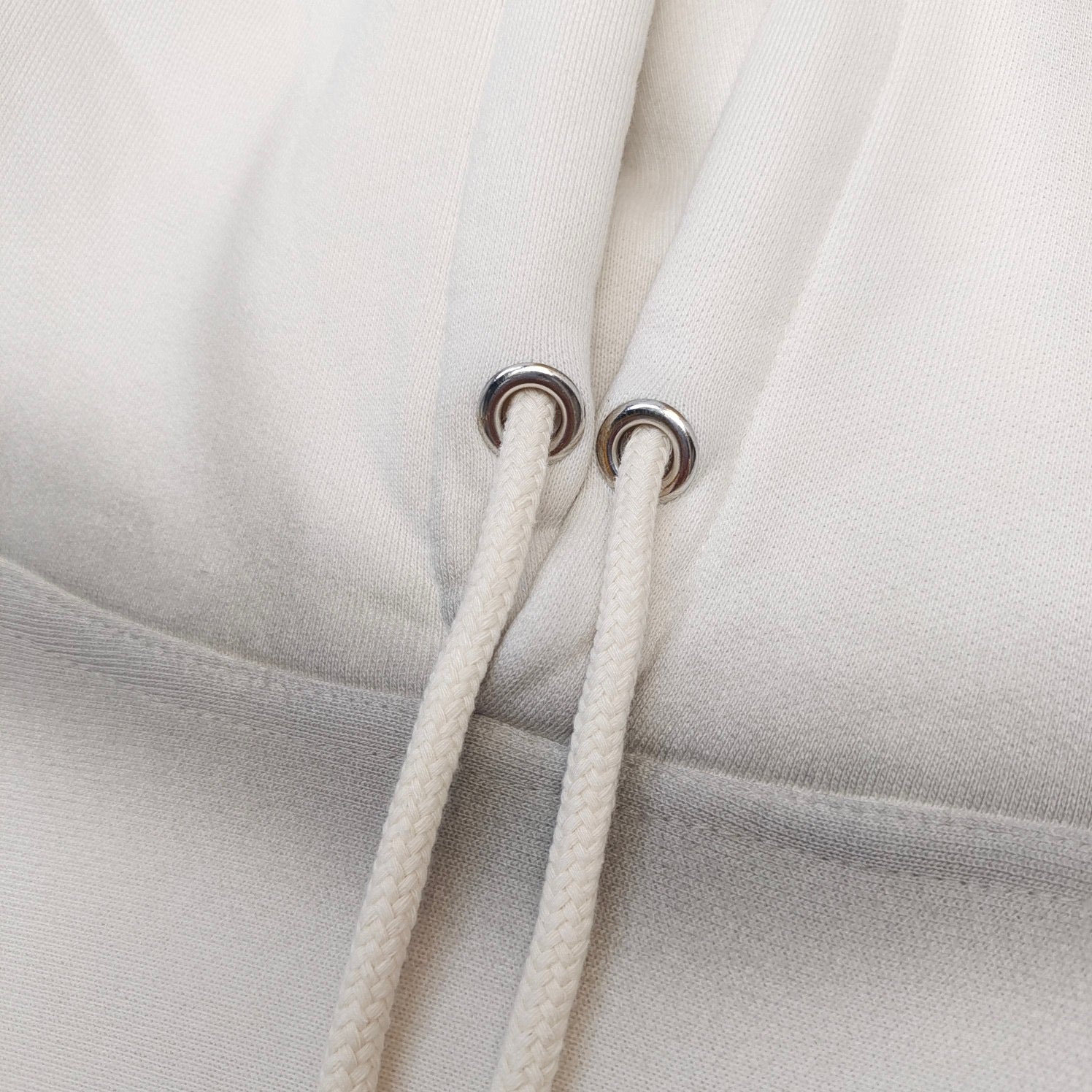 Dunkelweißer Hoodie