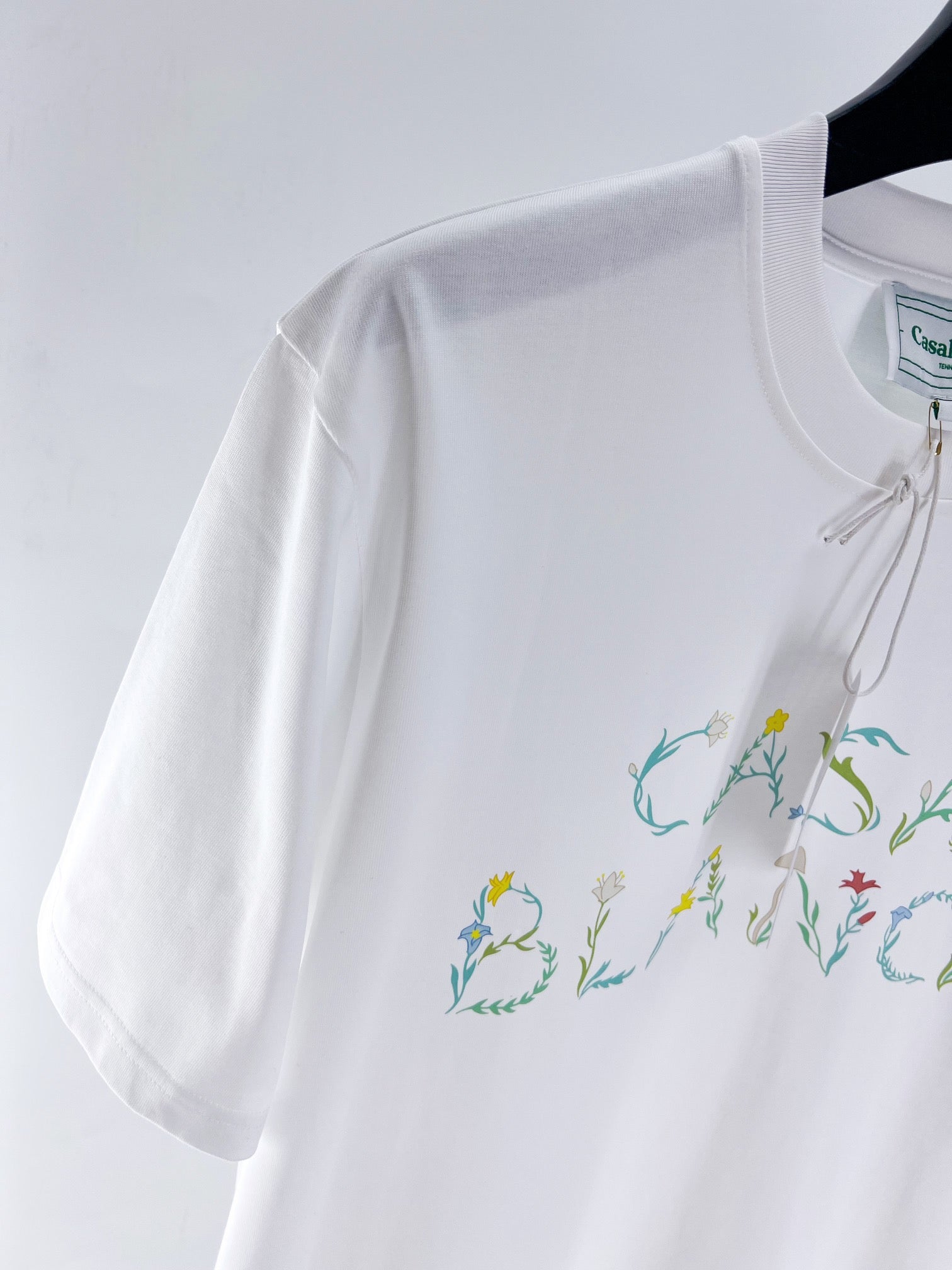 Schwarz-weißes T-Shirt