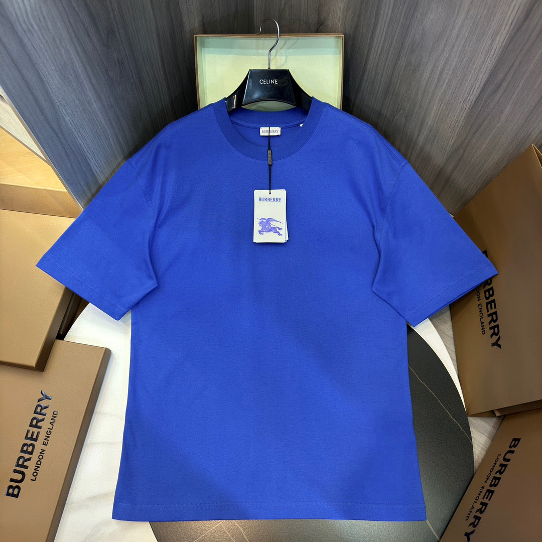 Weißes und blaues T-Shirt