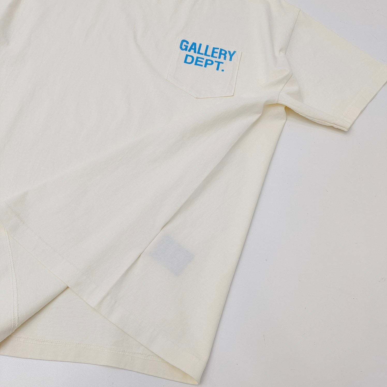 T-Shirt in Seeblau und Off-White