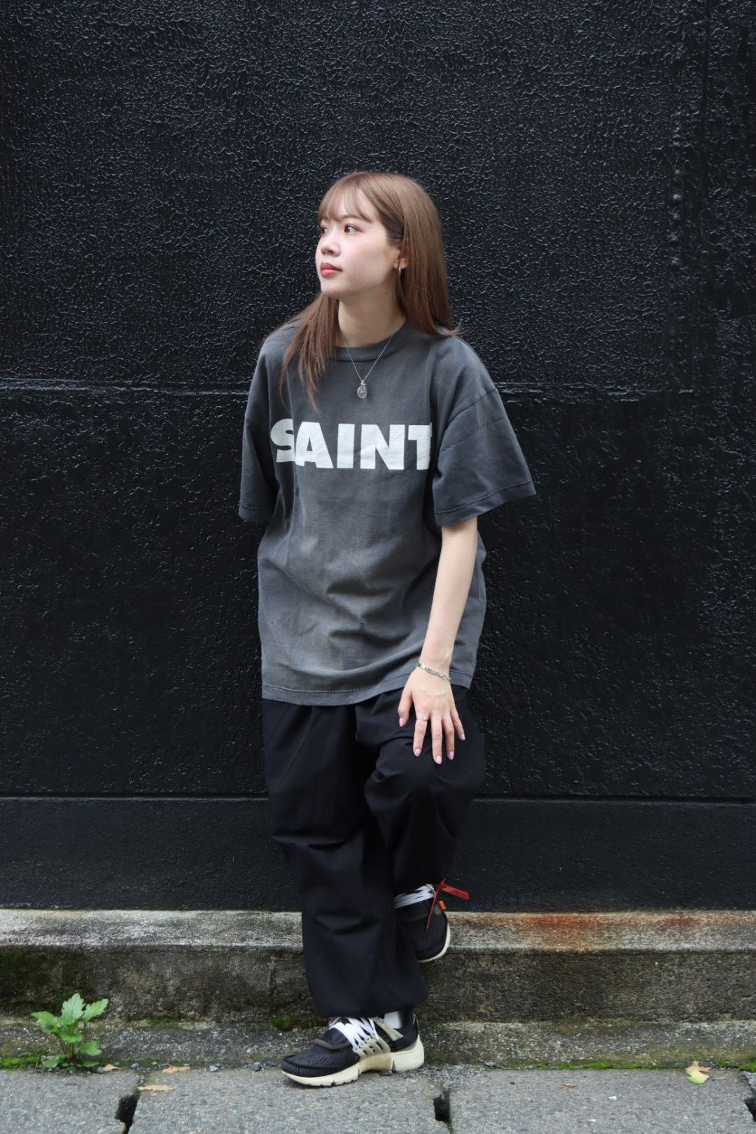 تي شيرت أسود غامق