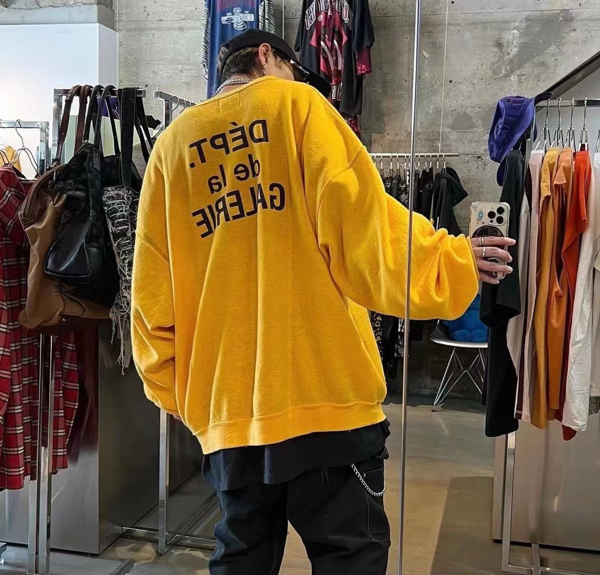 Gelbes Sweatshirt