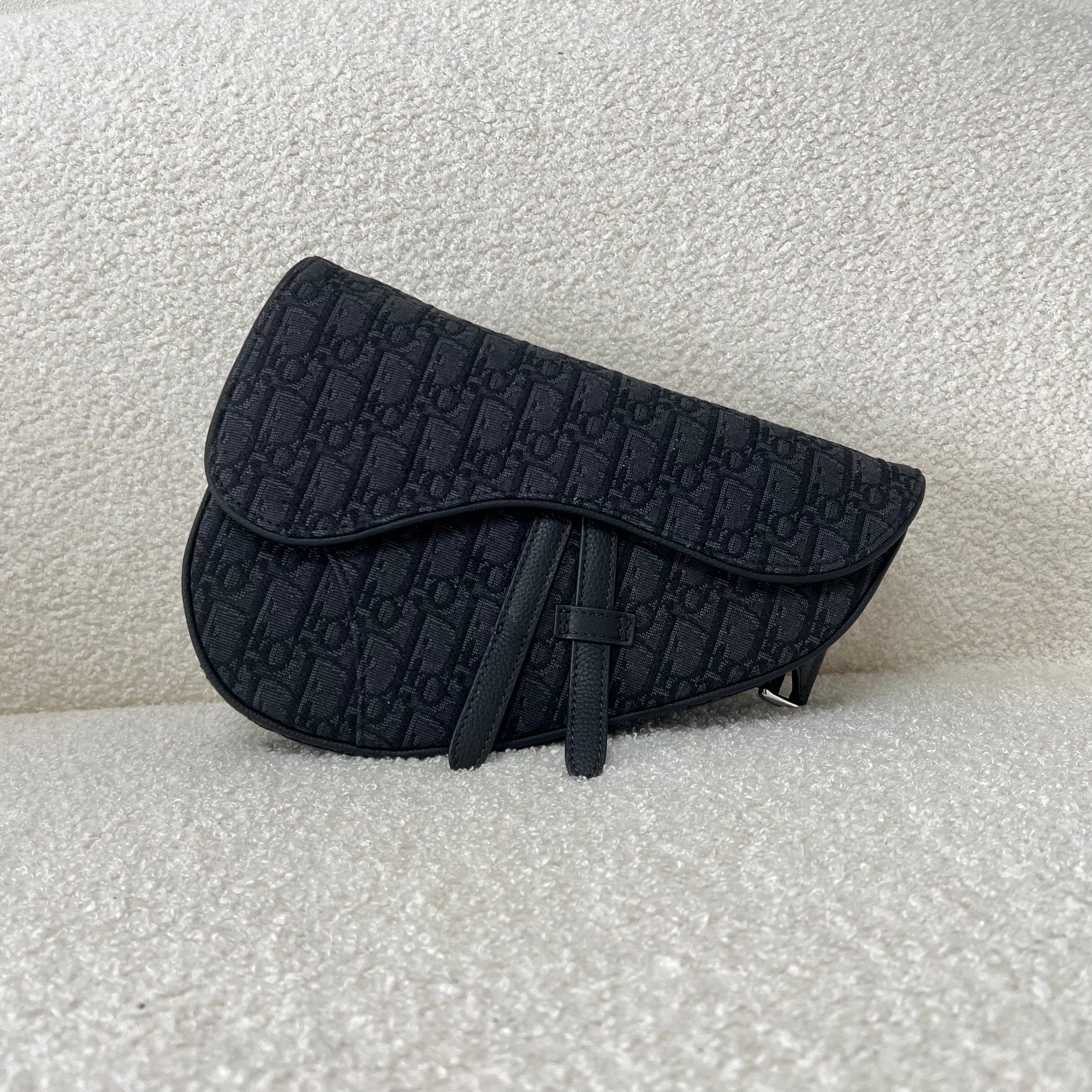 Blaue und schwarzgraue Tasche