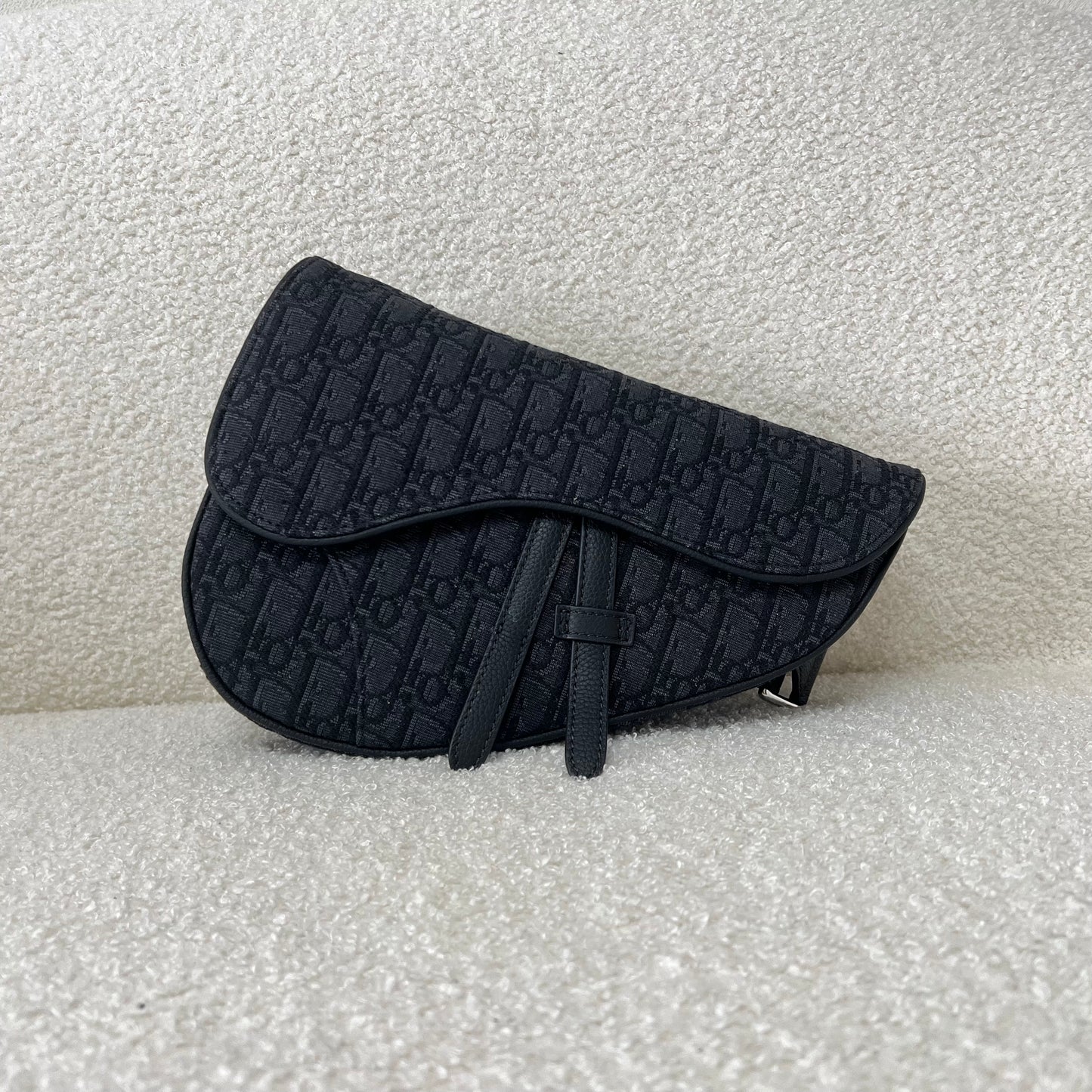 Blaue und schwarzgraue Tasche