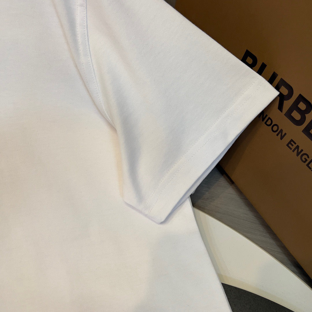 Schwarz-weißes T-Shirt