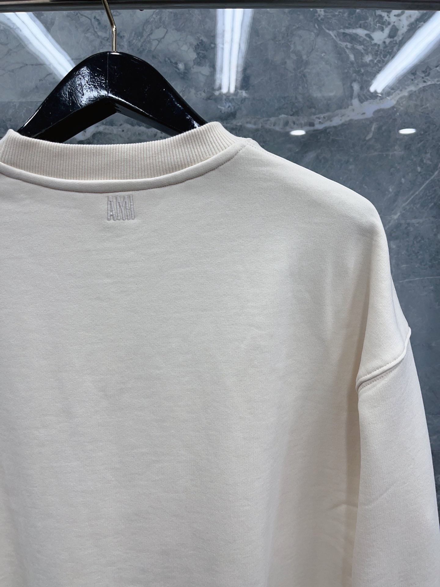 Jersey negro, gris y blanco