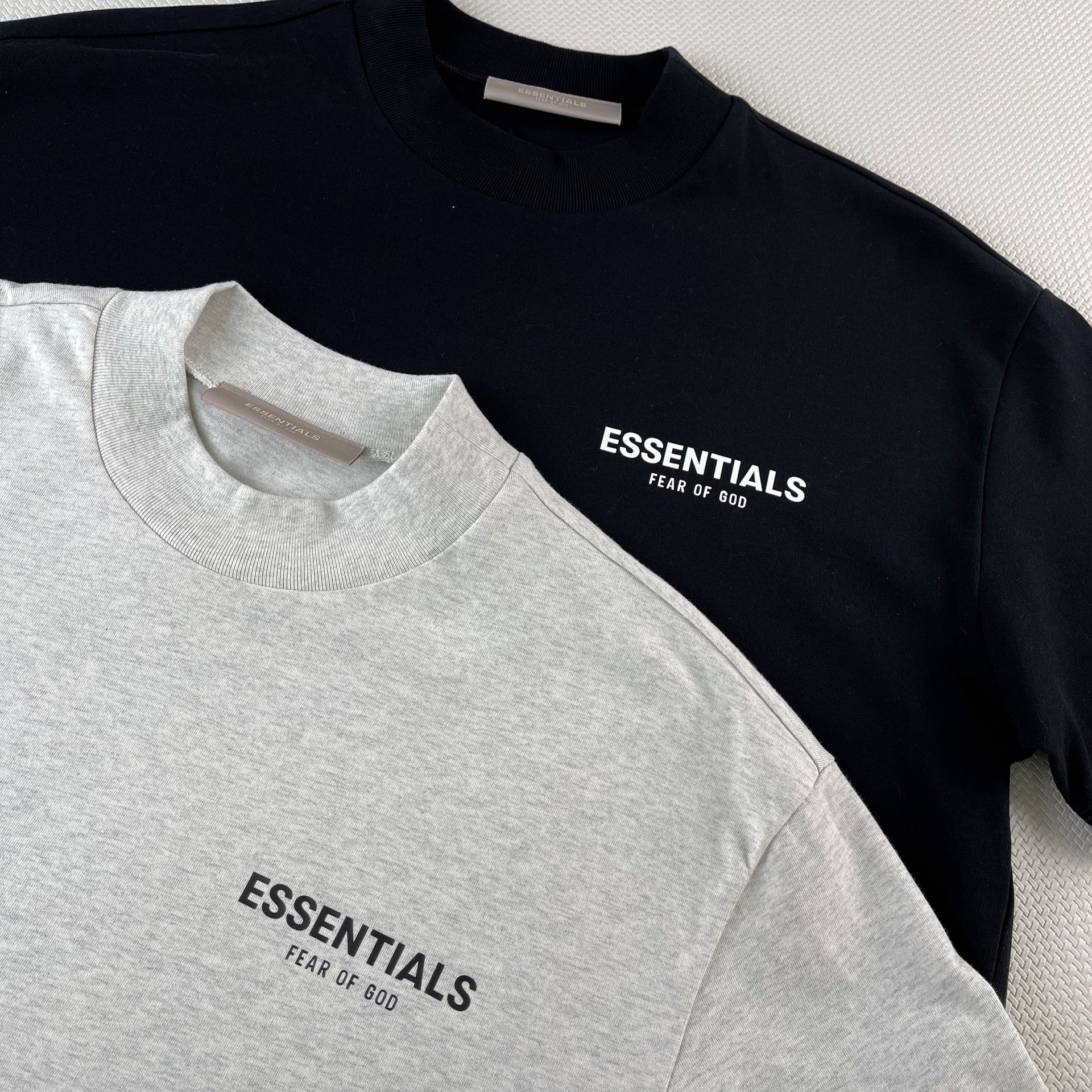 Schwarzes und graues T-Shirt