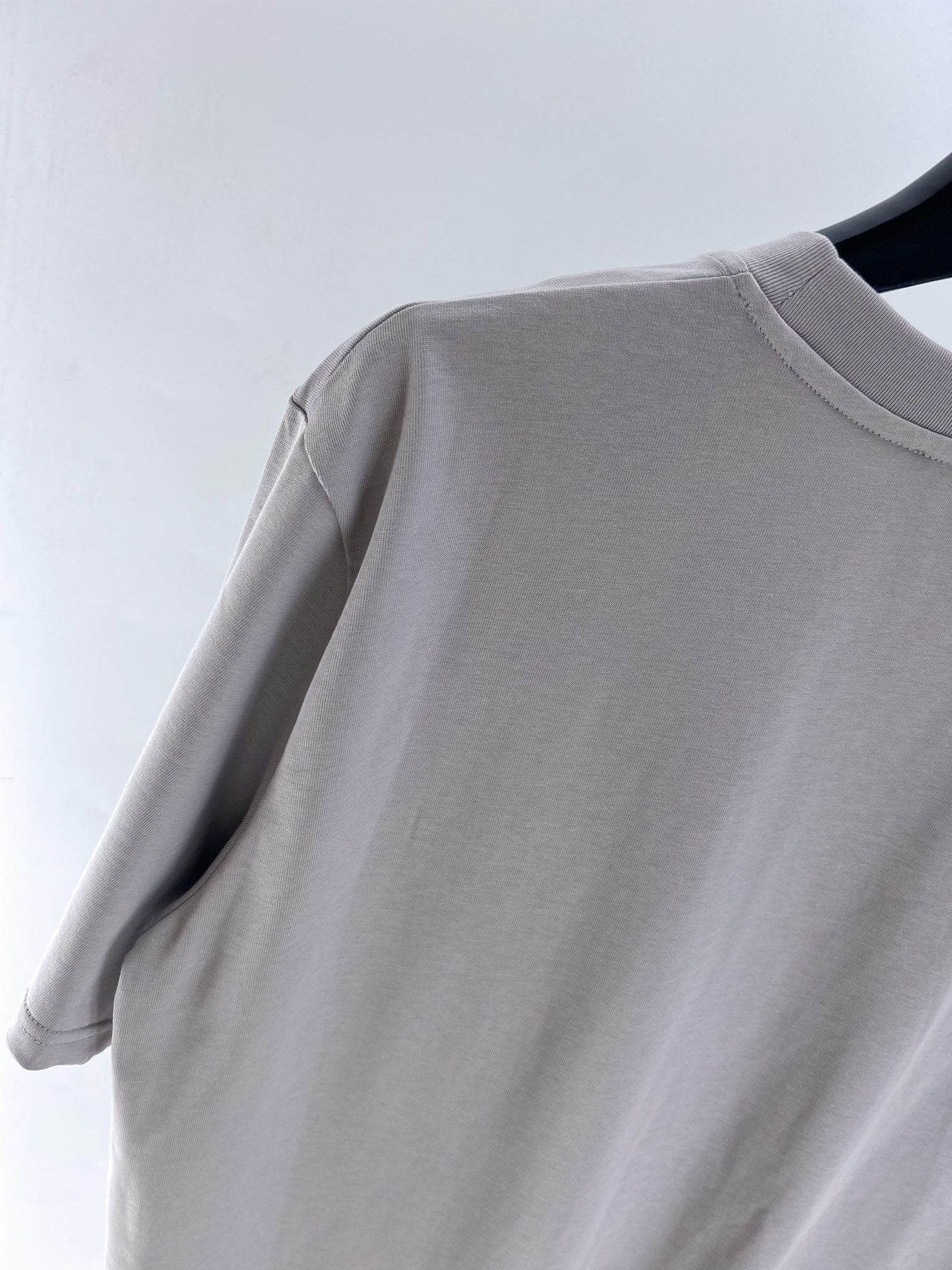 Graues und weißes T-Shirt