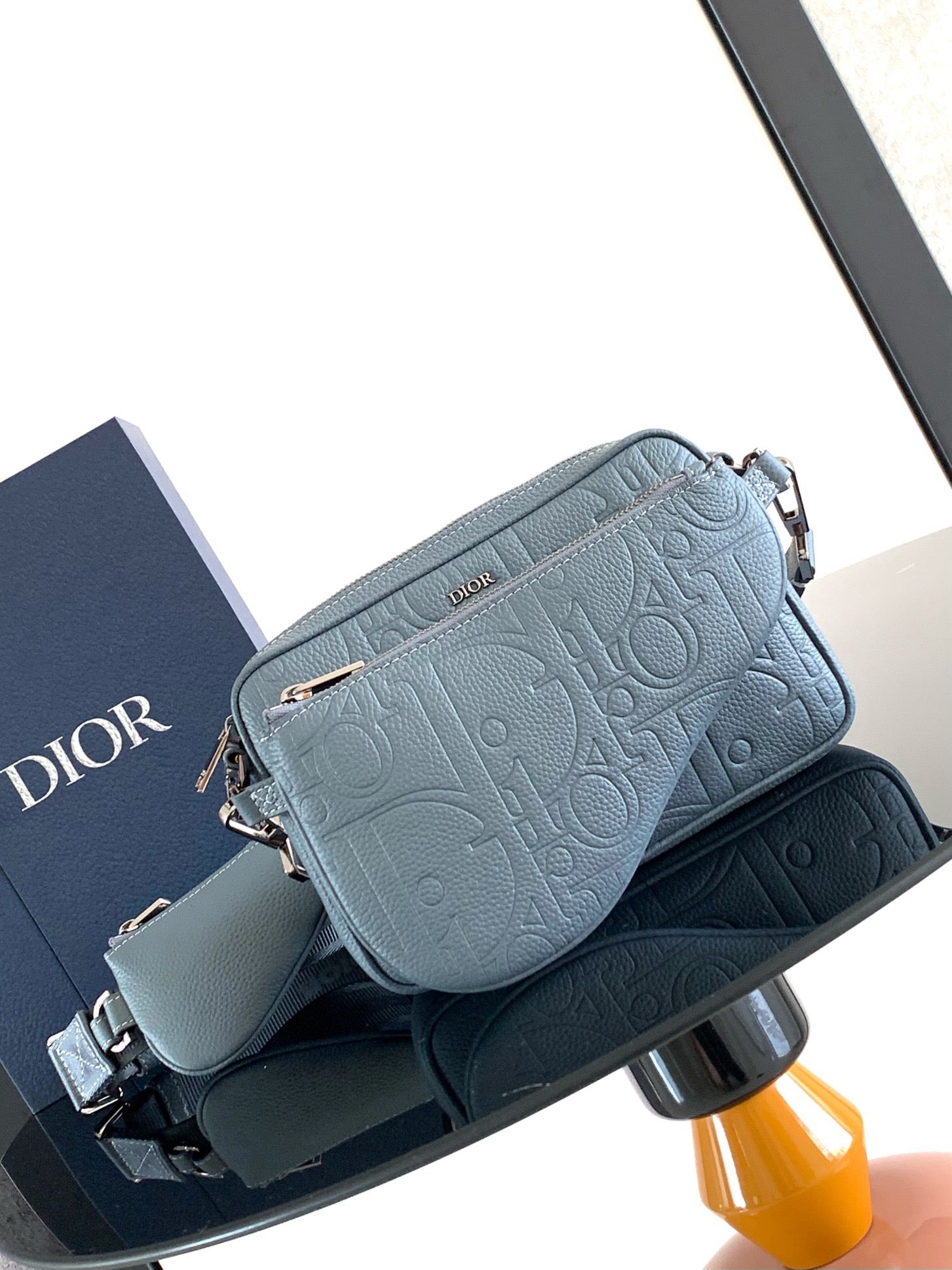 Graublaue und schwarze Tasche