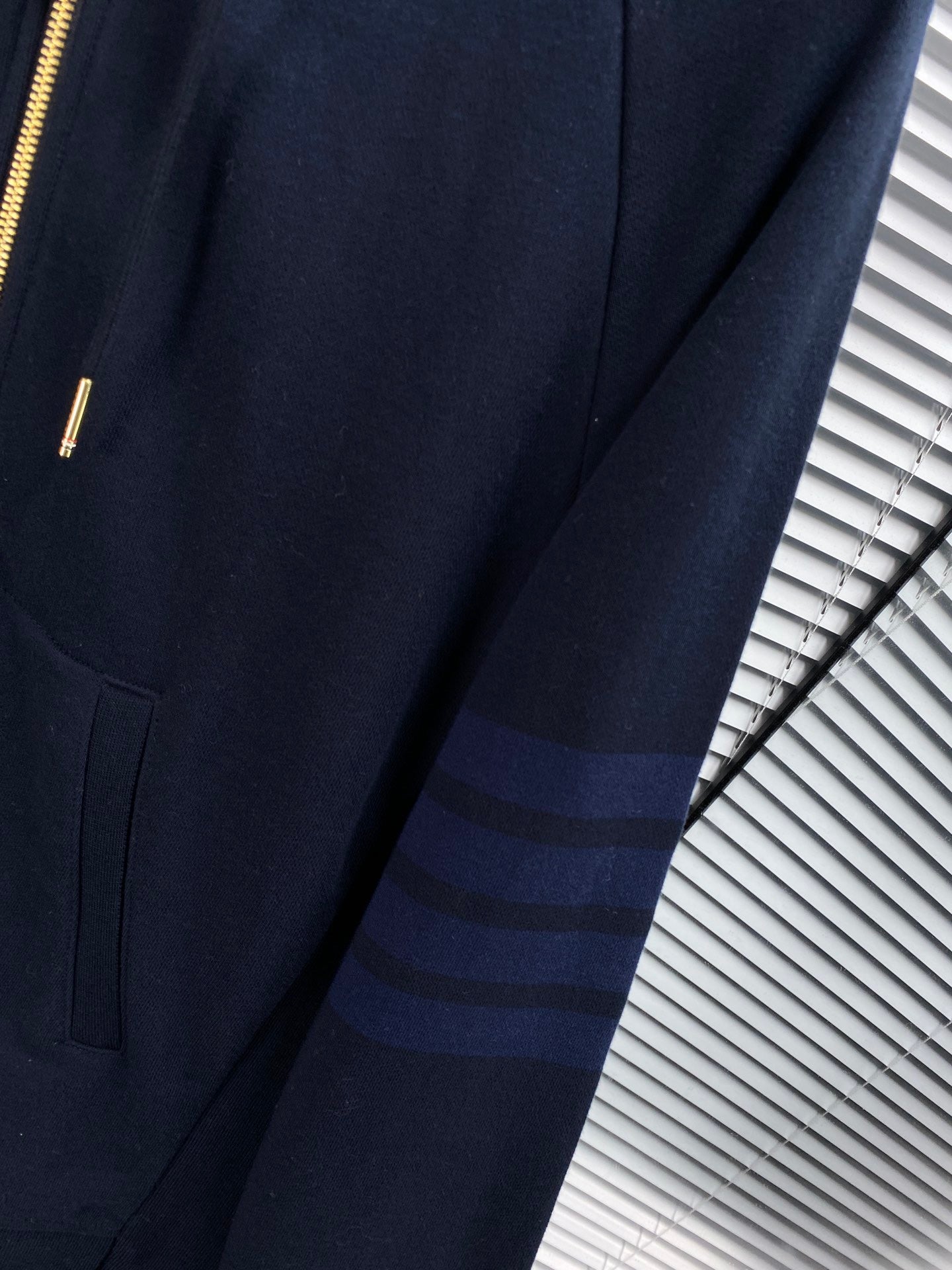 Dunkelblaue und graue Jacke