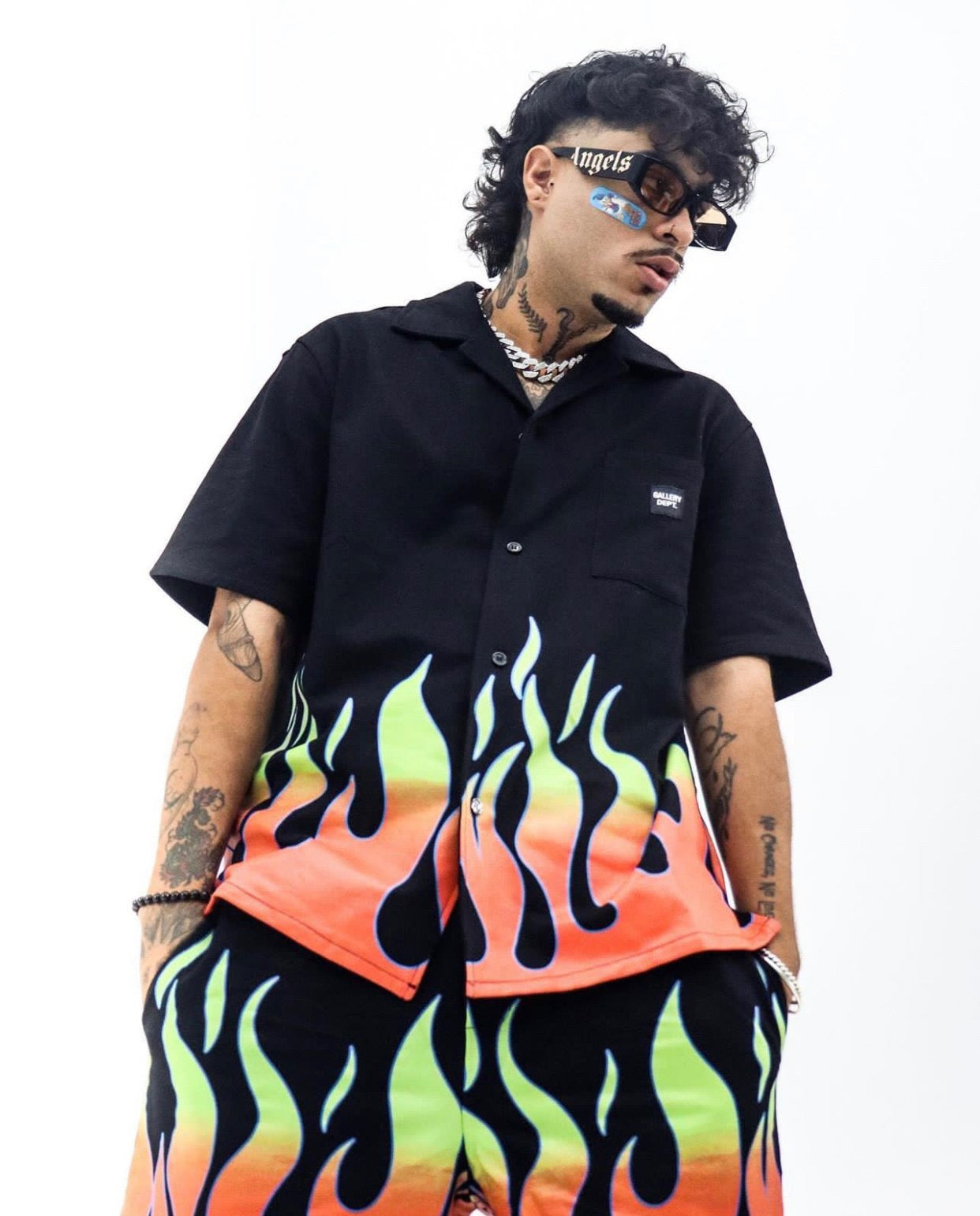 قميص متعدد الألوان