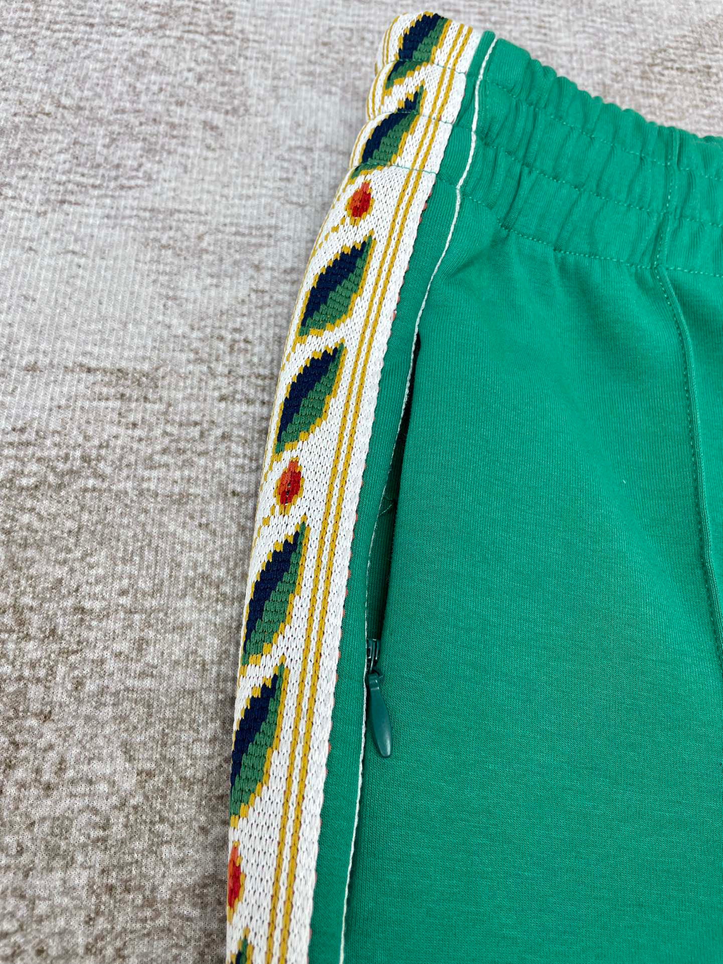 Pantalón negro y verde