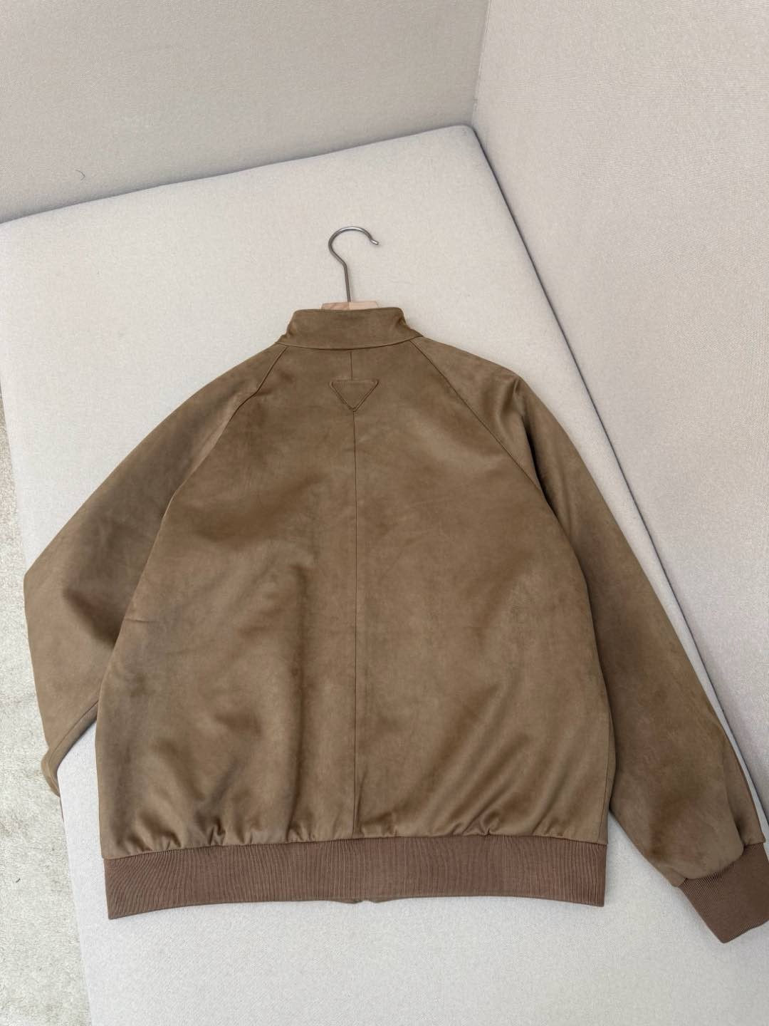 Schwarze und khakifarbene Jacke