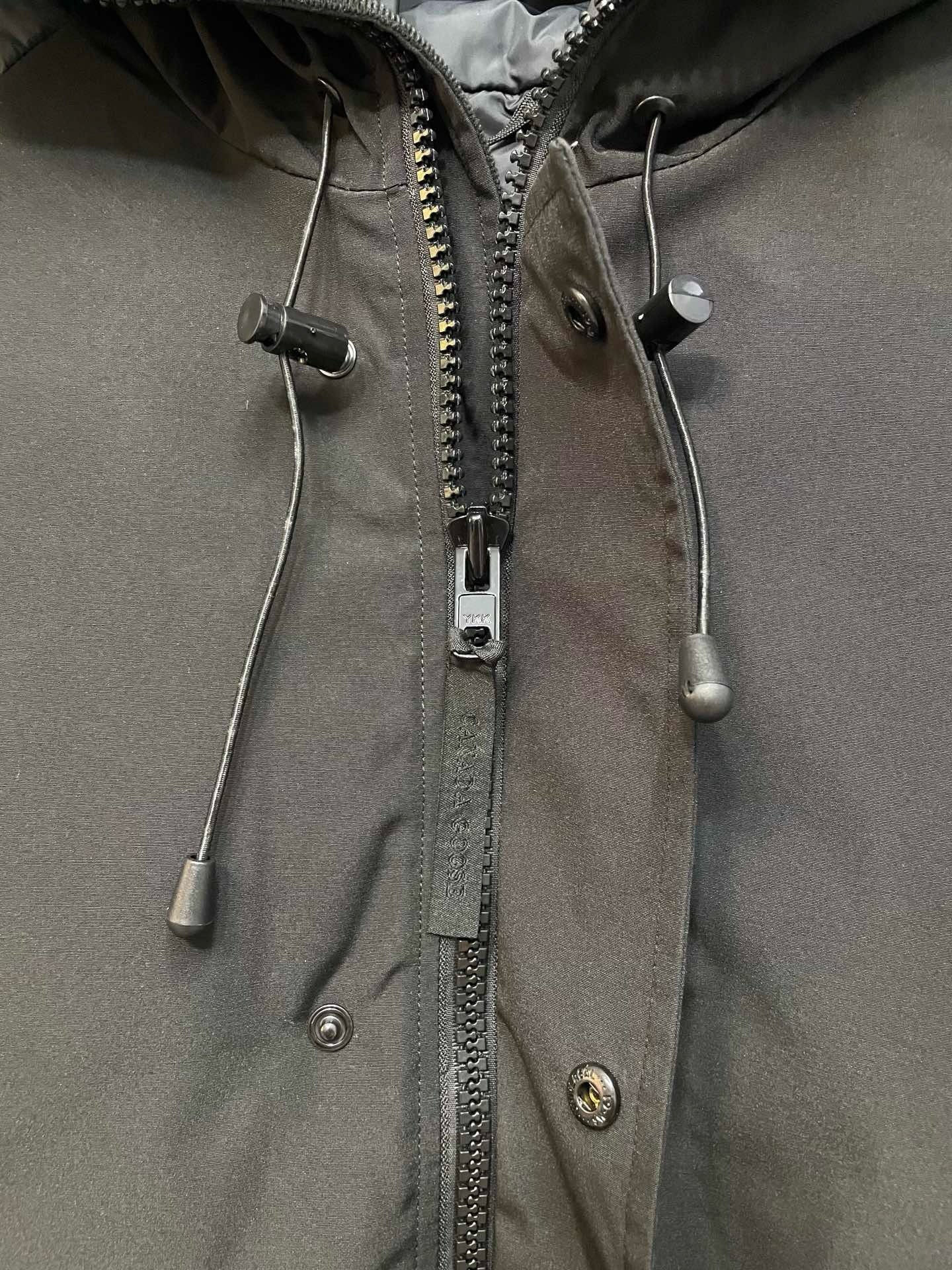 weiße und schwarze Jacke
