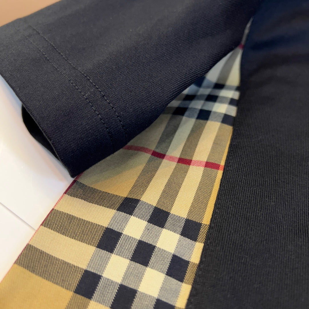 Schwarz-weißes T-Shirt