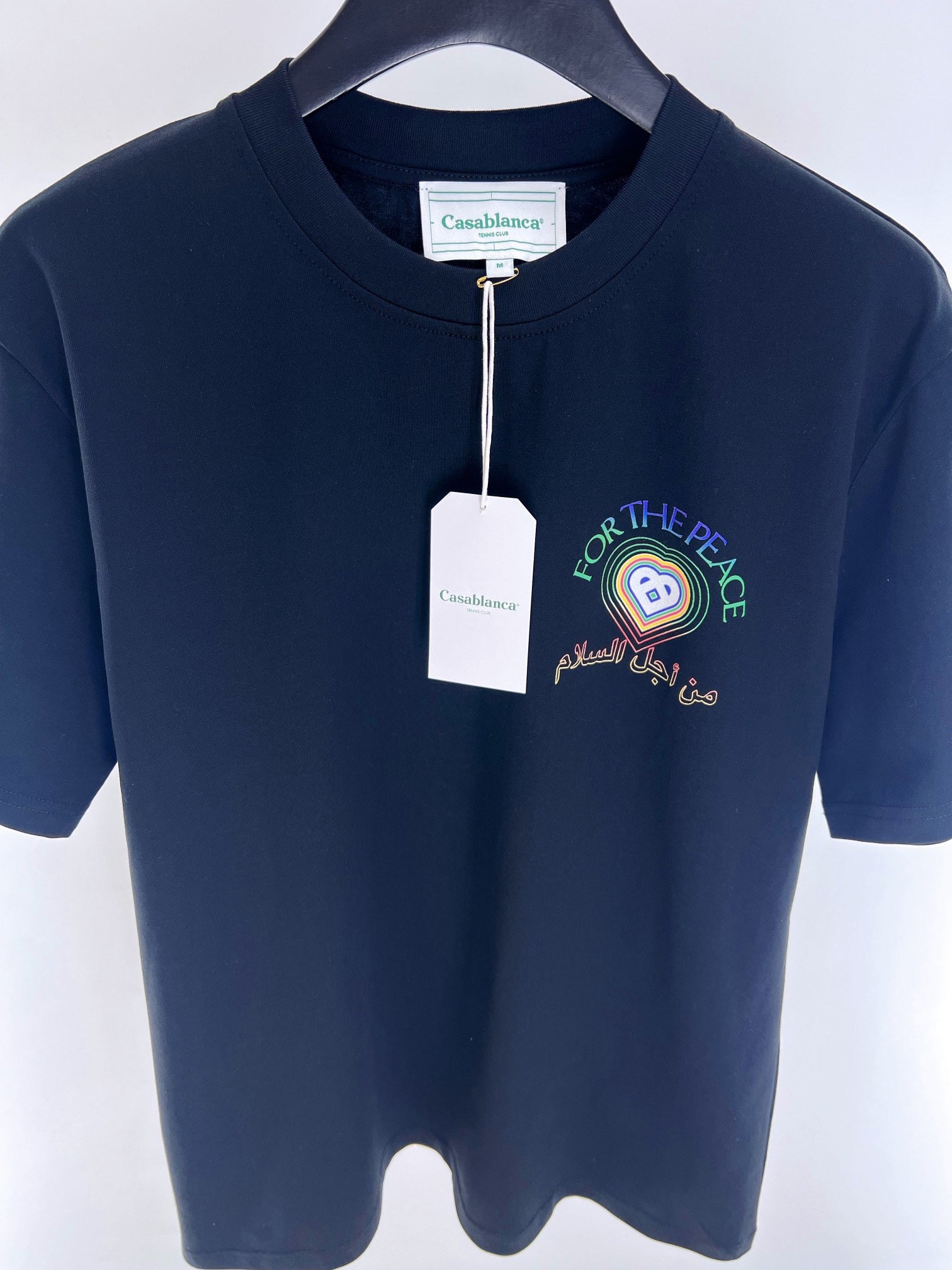 Weißes und blaues T-Shirt